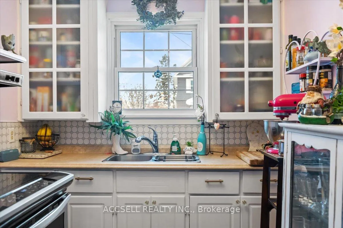 Photo 5 of 330 Hugel Avenue, Midland — HOMEH