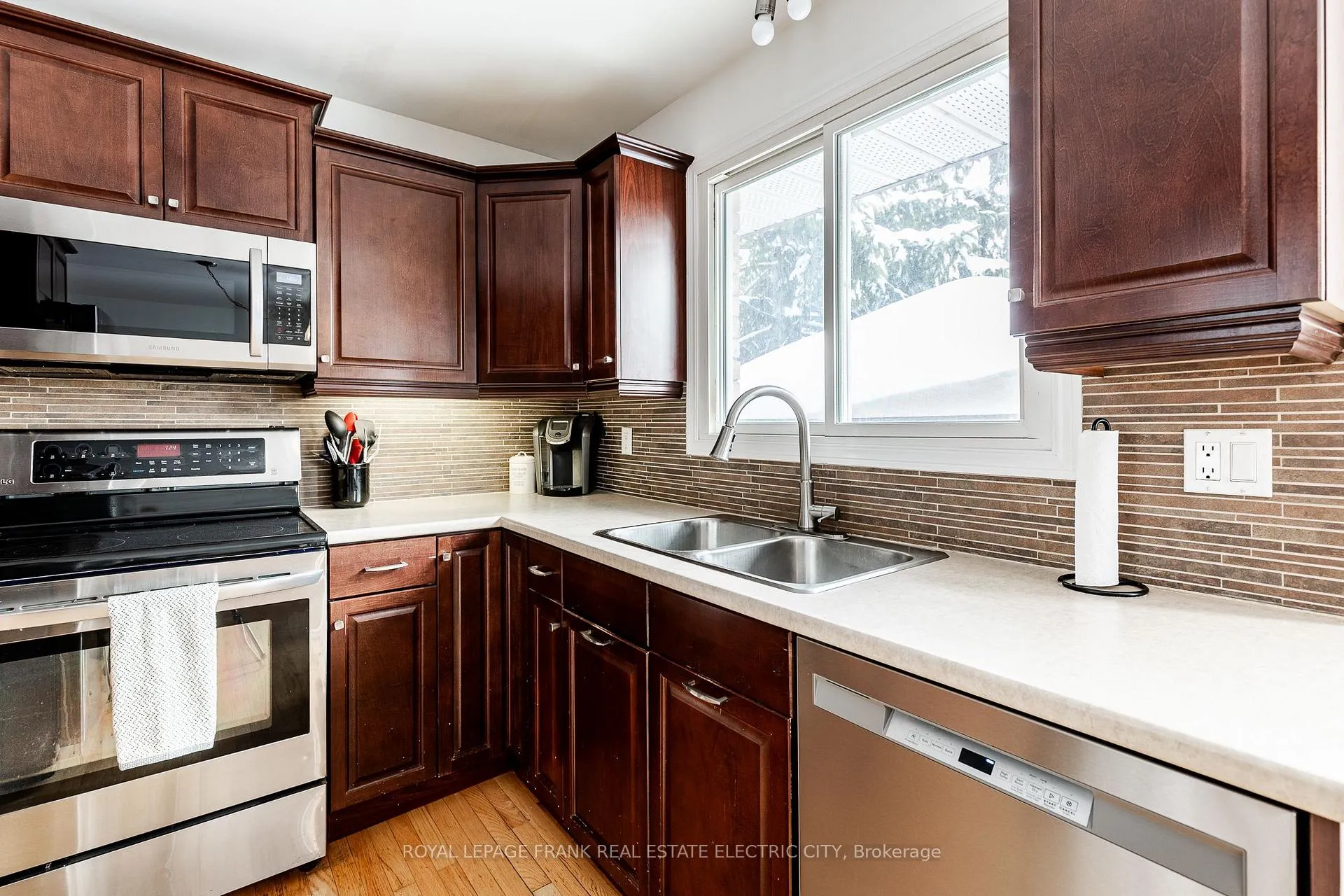 Photo 14 of 1959 Parkwood Circle, Peterborough, Monaghan Ward 2 — HOMEH
