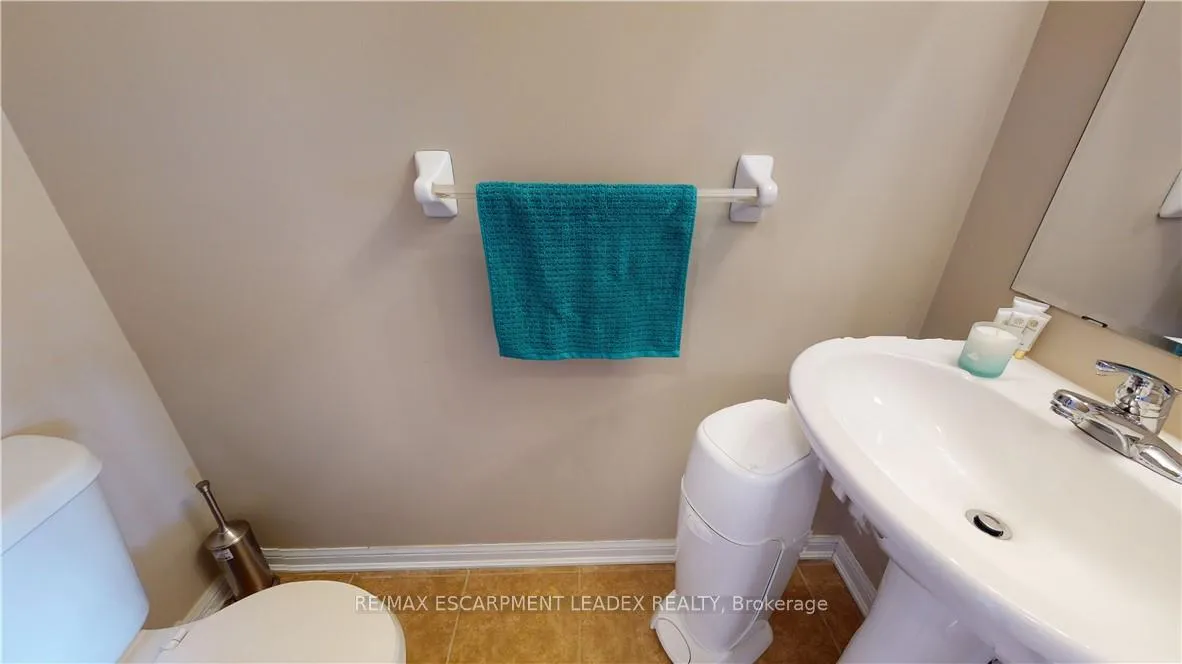 Photo 17 of 23 Emick Drive, Hamilton, Ancaster — HOMEH