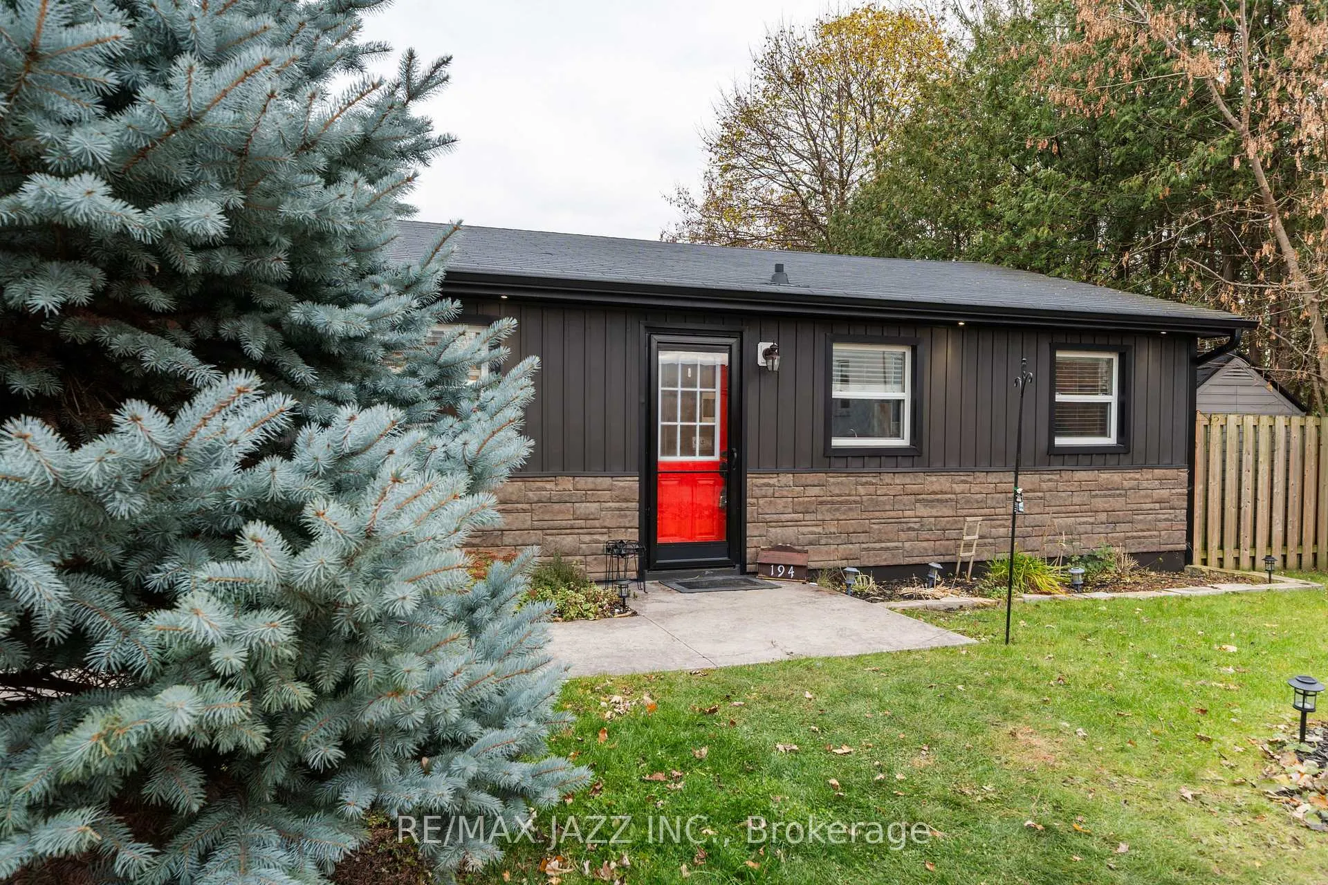 Photo 2 of 194 Liberty Street N, Clarington, Bowmanville — HOMEH