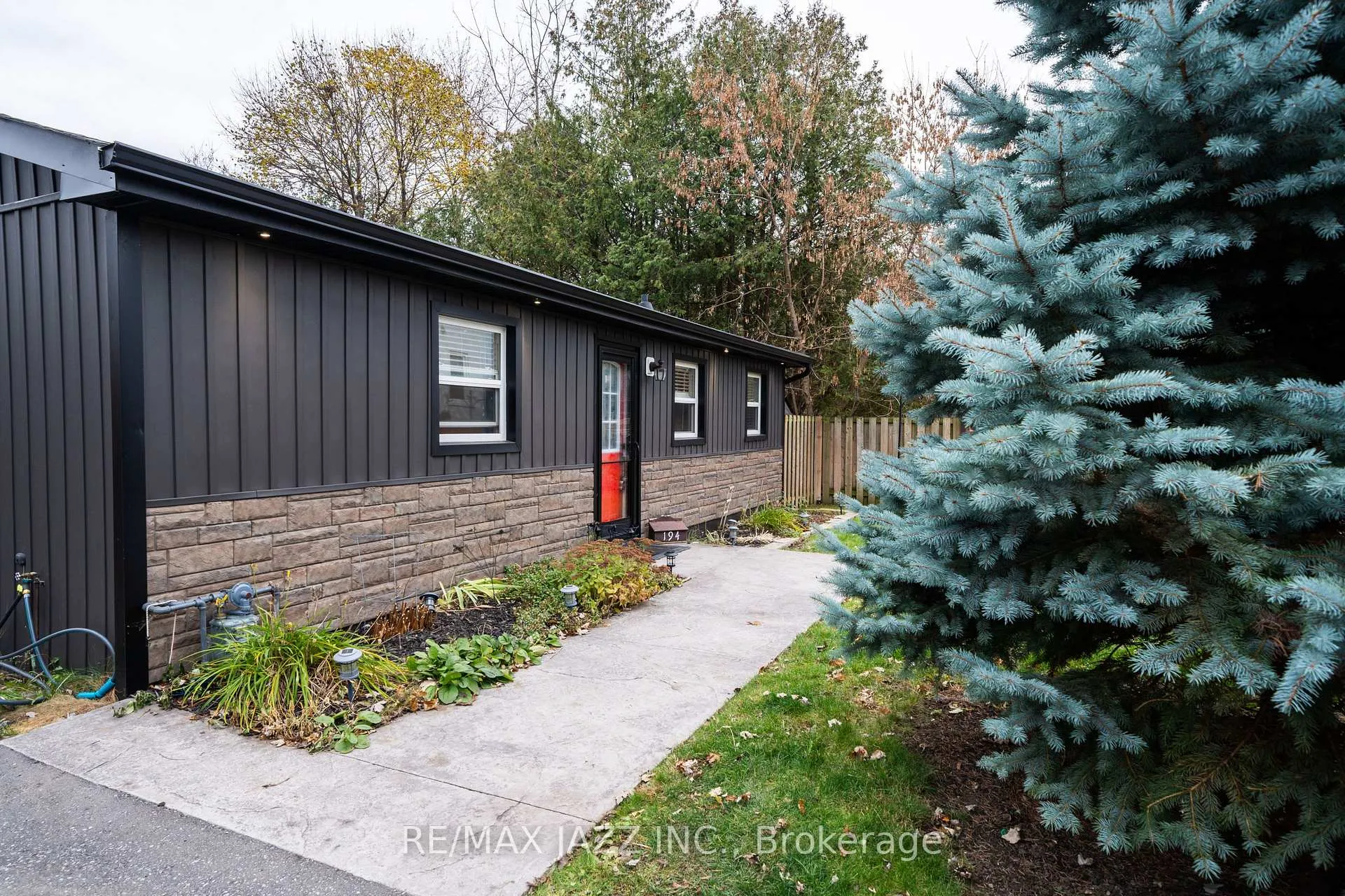 Photo 3 of 194 Liberty Street N, Clarington, Bowmanville — HOMEH