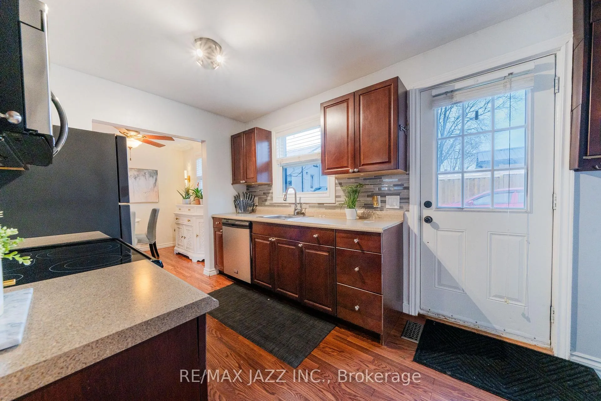Photo 5 of 194 Liberty Street N, Clarington, Bowmanville — HOMEH