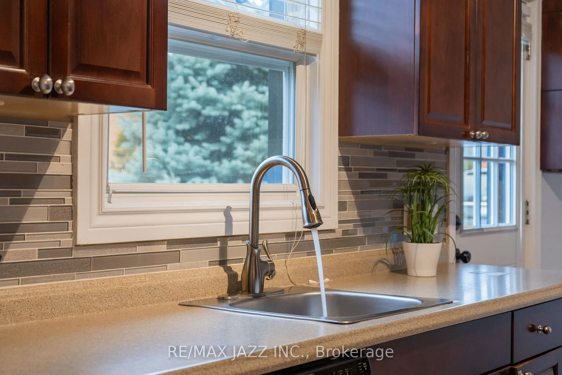 Photo 7 of 194 Liberty Street N, Clarington, Bowmanville — HOMEH
