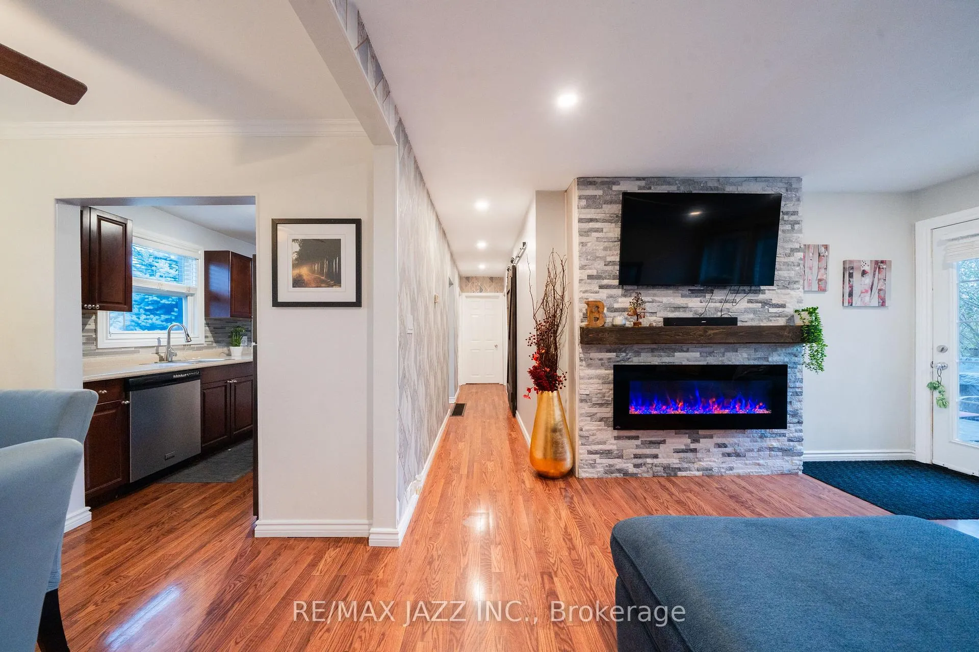 Photo 19 of 194 Liberty Street N, Clarington, Bowmanville — HOMEH