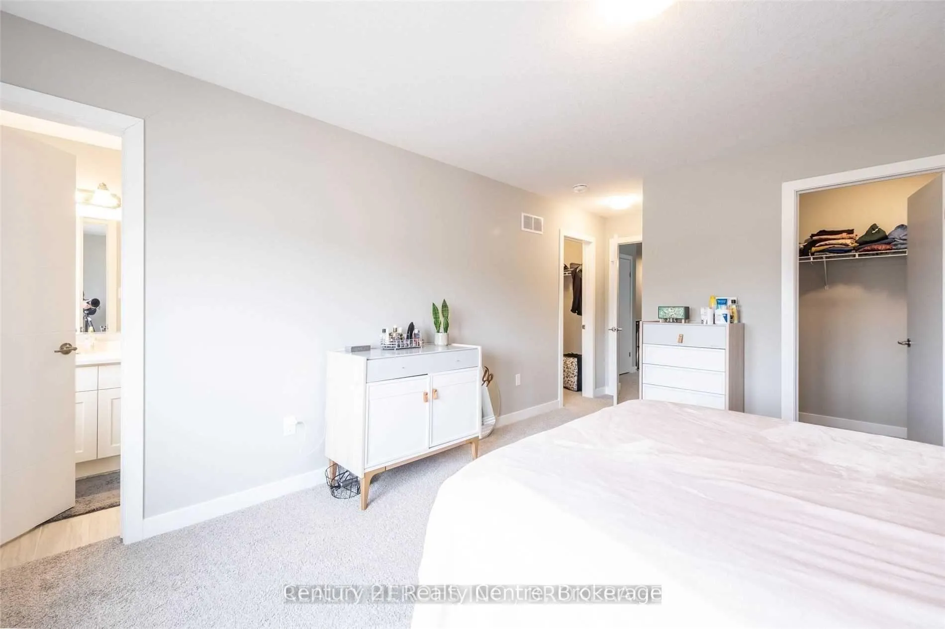 Photo 8 of 915 Robert Ferrie Drive, Kitchener, Doon South — HOMEH