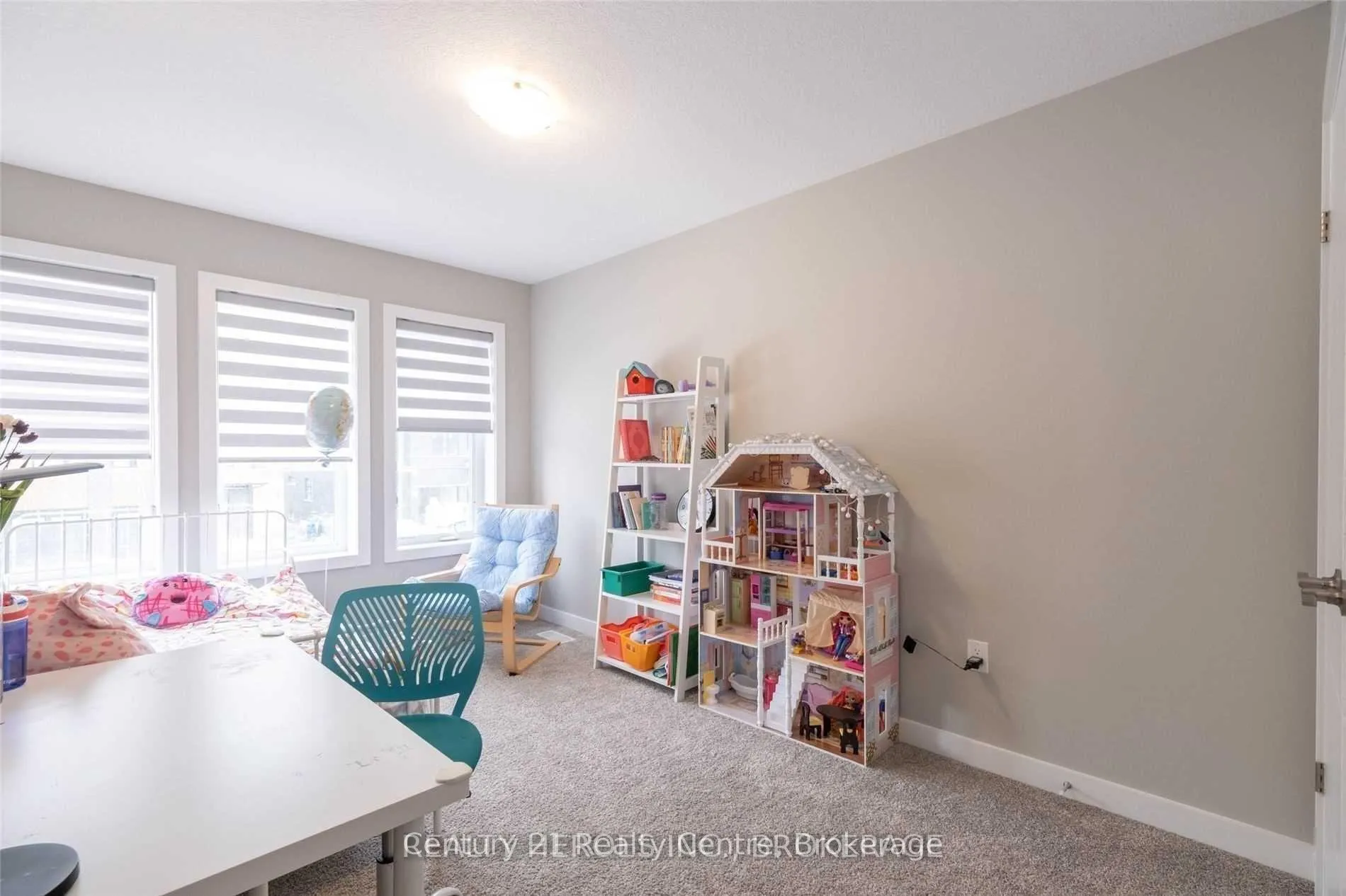 Photo 10 of 915 Robert Ferrie Drive, Kitchener, Doon South — HOMEH