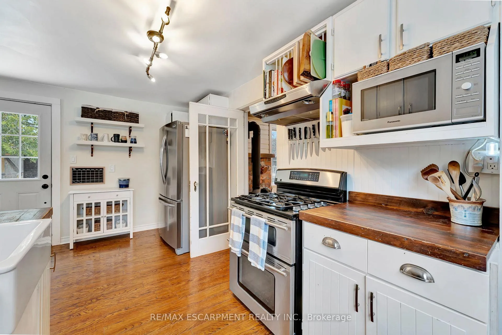 Photo 19 of 23 Union Street, Hamilton, Ancaster — HOMEH