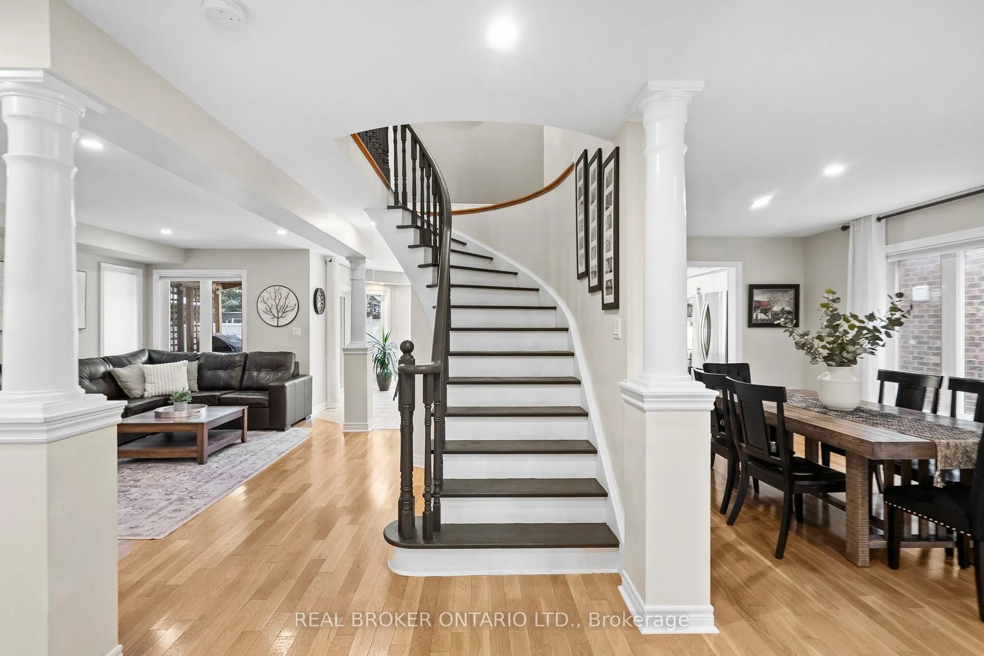 Photo 2 of 16 Forsyth Crescent, Halton Hills, Georgetown — HOMEH