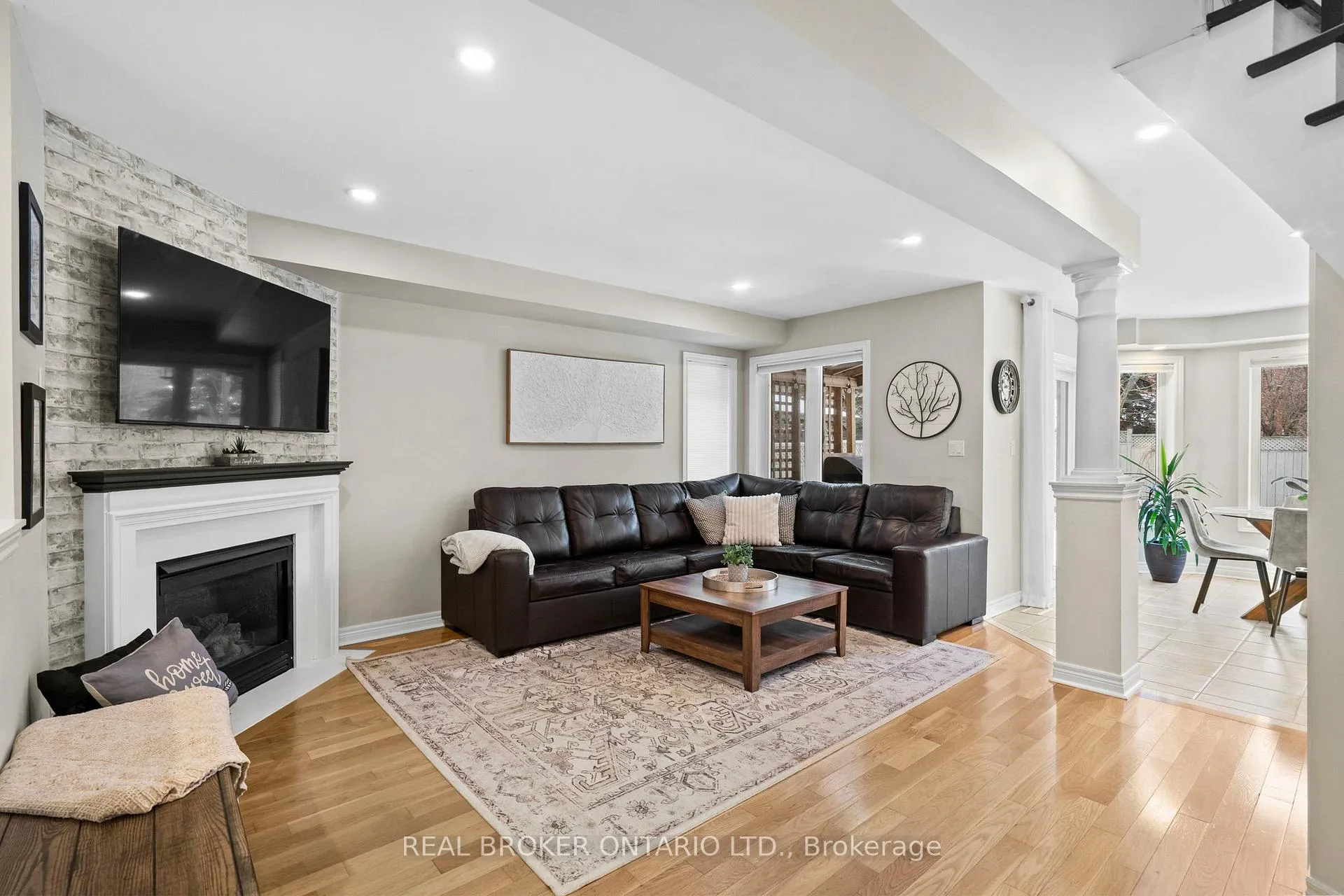 Photo 3 of 16 Forsyth Crescent, Halton Hills, Georgetown — HOMEH
