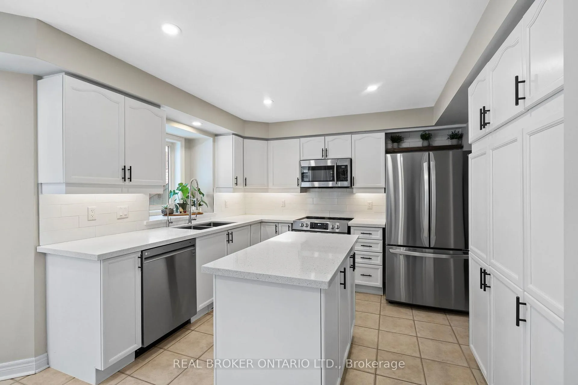 Photo 7 of 16 Forsyth Crescent, Halton Hills, Georgetown — HOMEH