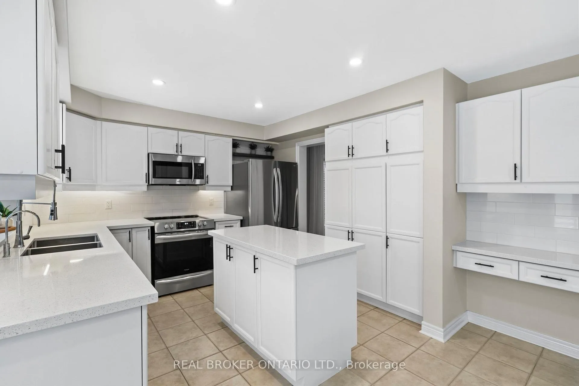 Photo 8 of 16 Forsyth Crescent, Halton Hills, Georgetown — HOMEH