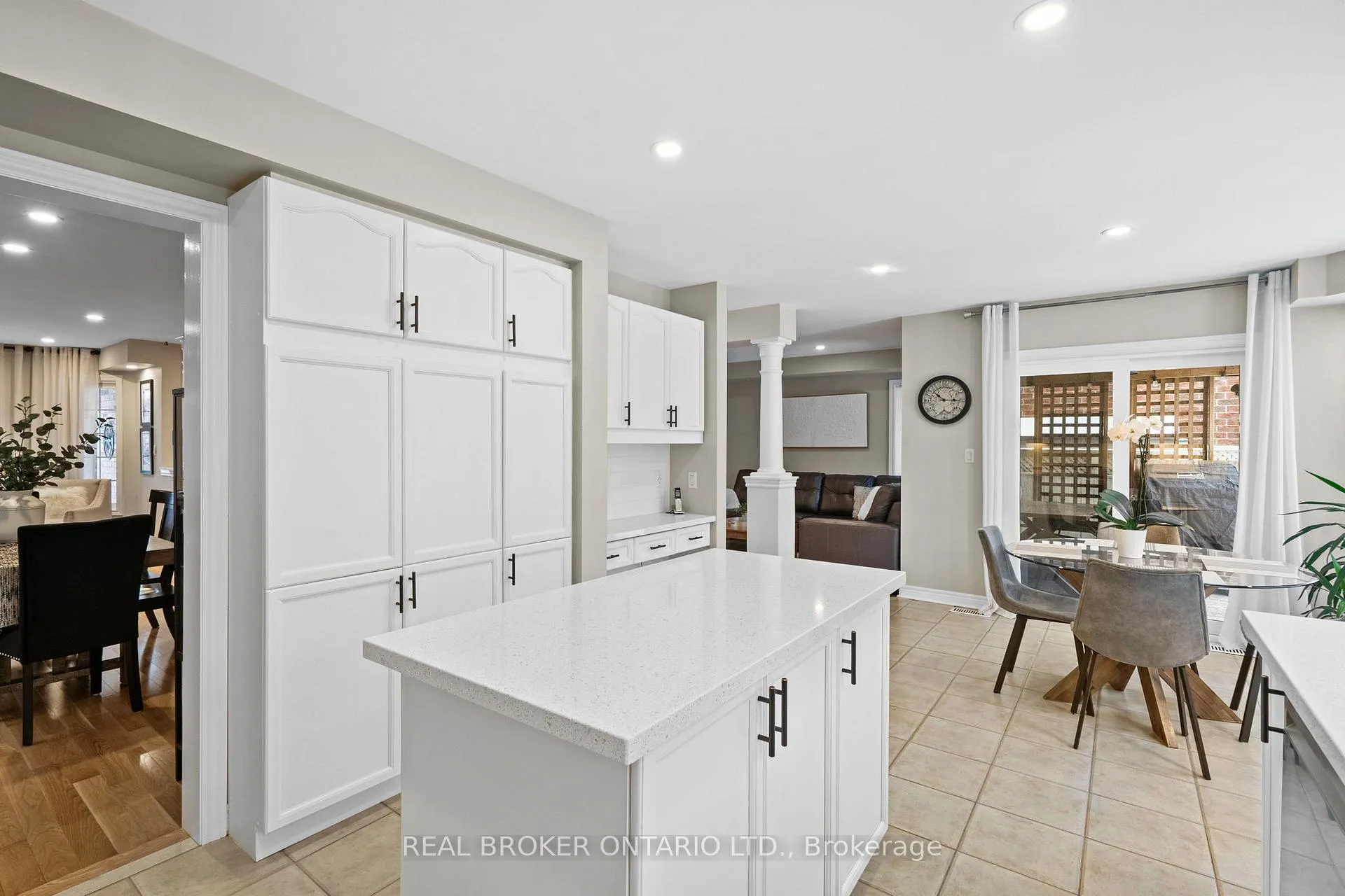 Photo 9 of 16 Forsyth Crescent, Halton Hills, Georgetown — HOMEH