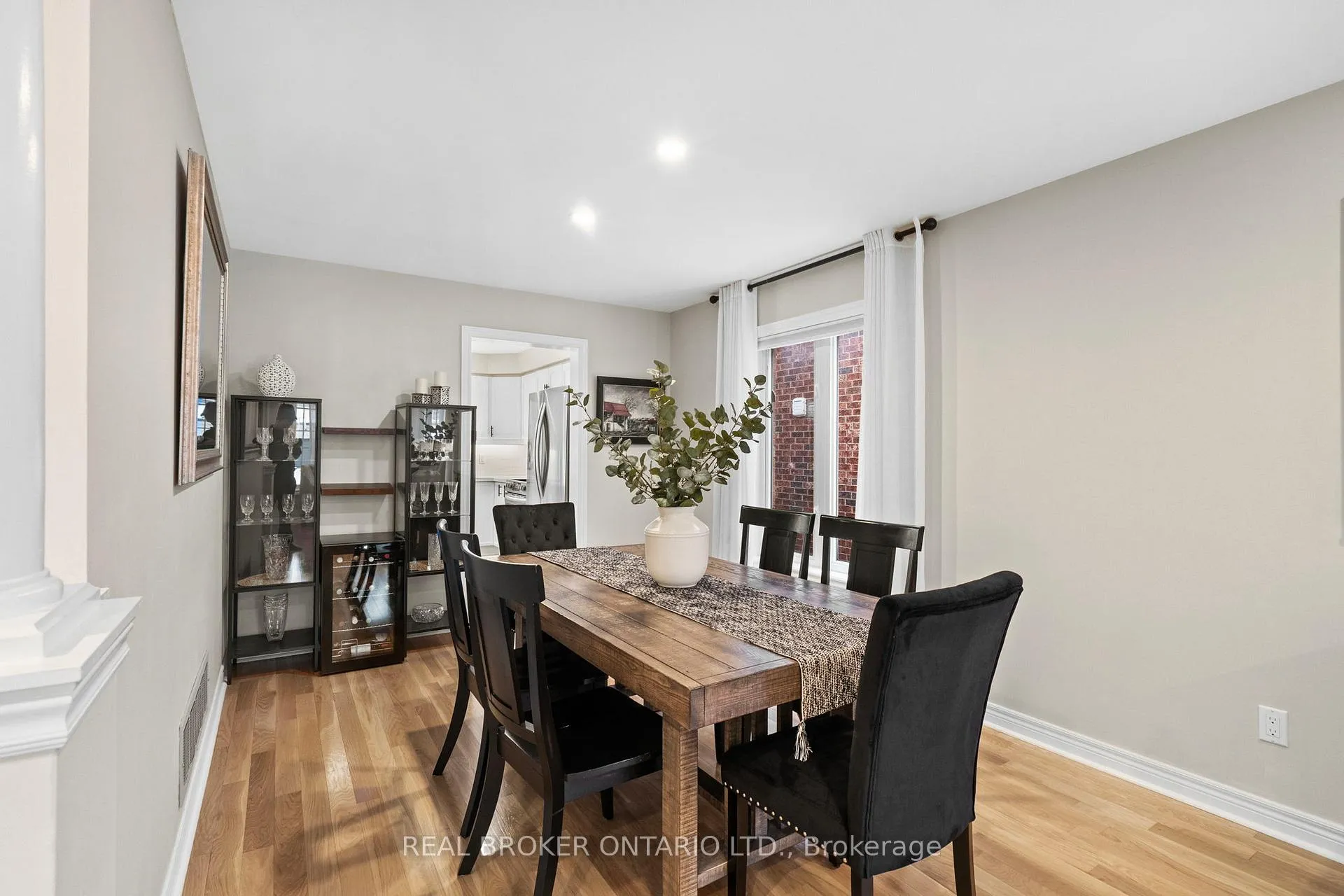 Photo 13 of 16 Forsyth Crescent, Halton Hills, Georgetown — HOMEH