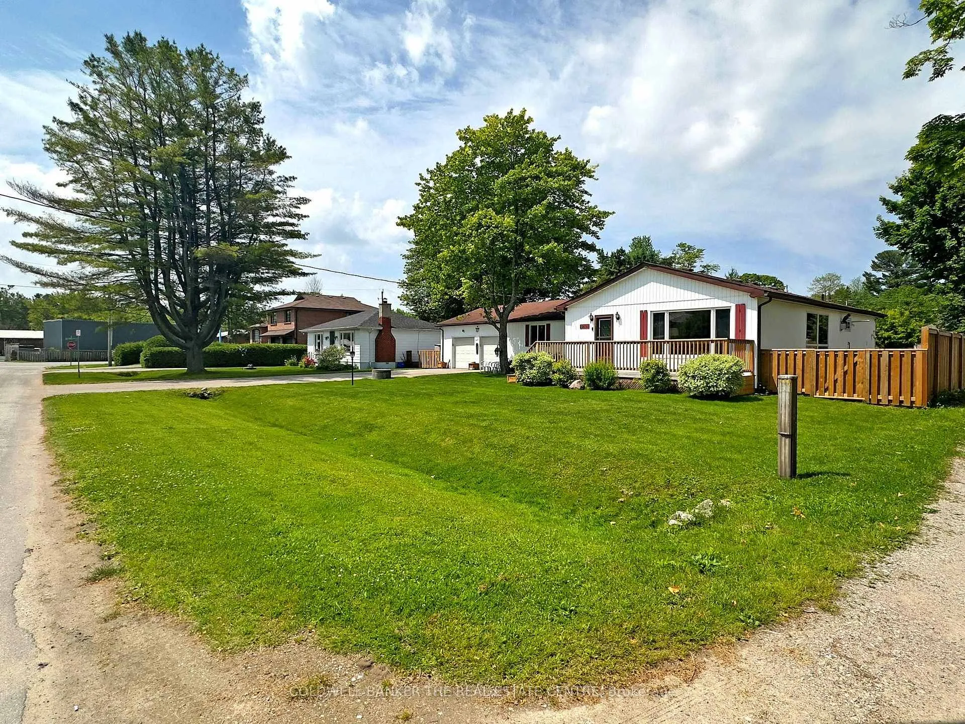 Photo 3 of 910 Barry Avenue, Innisfil, Lefroy — HOMEH