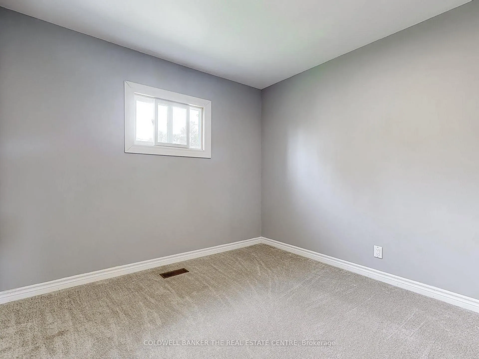 Photo 29 of 910 Barry Avenue, Innisfil, Lefroy — HOMEH