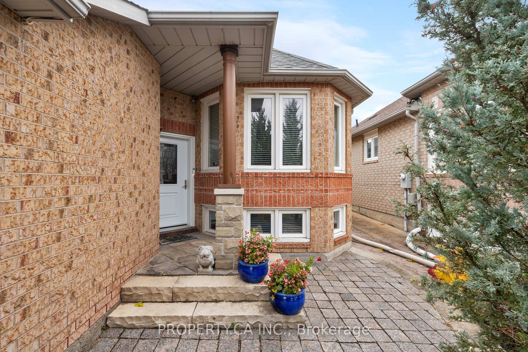 Photo 4 of 12 Suncrest Drive, Brampton, Brampton West — HOMEH