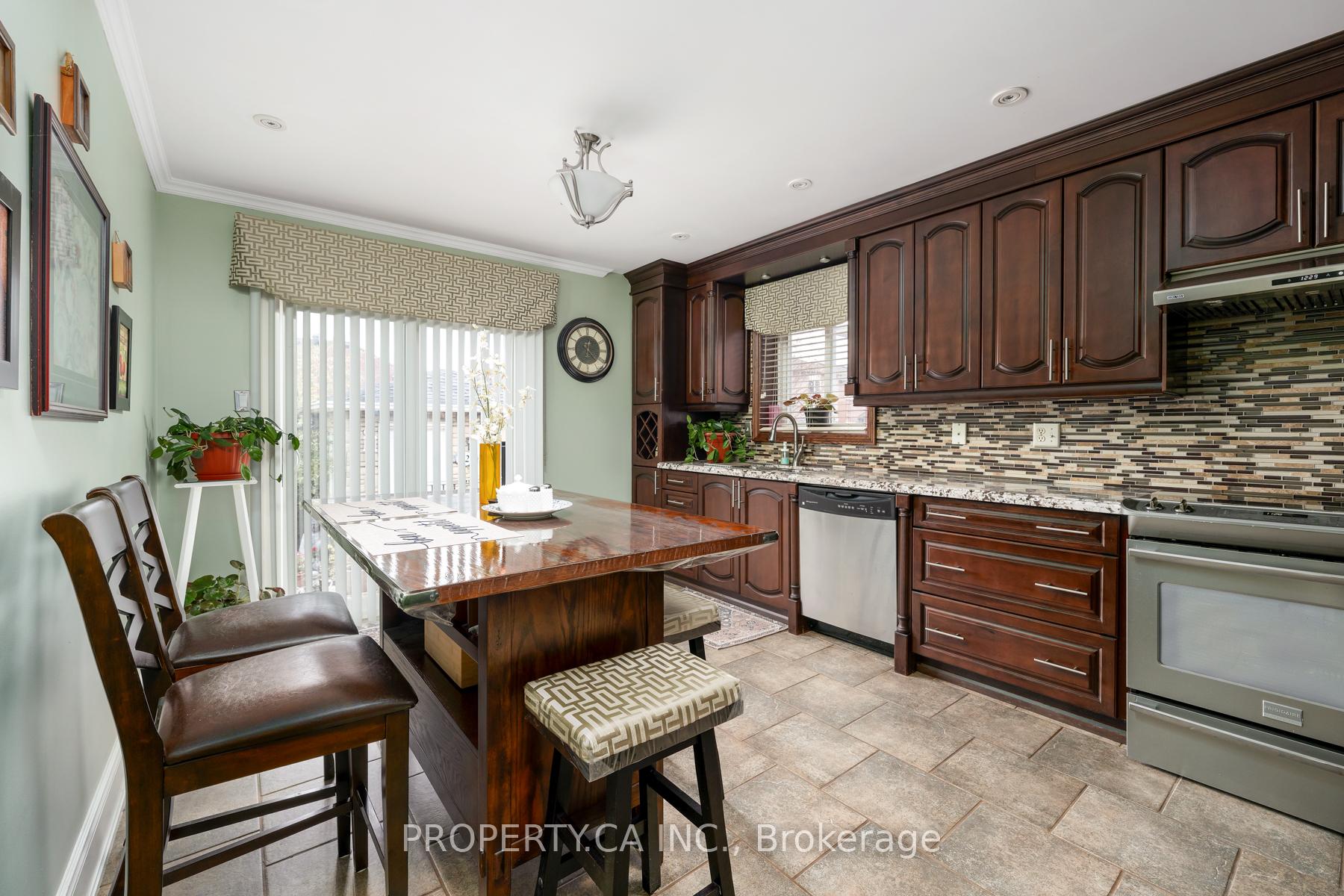 Photo 13 of 12 Suncrest Drive, Brampton, Brampton West — HOMEH