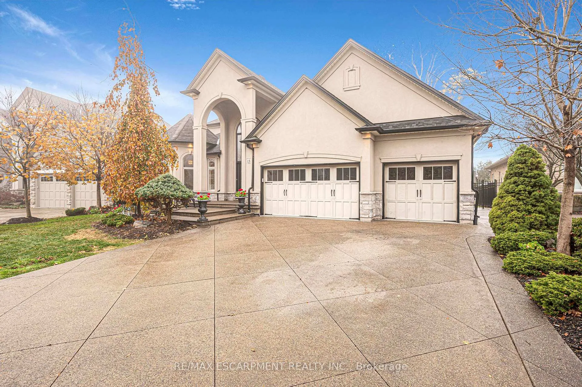 Photo 2 of 15 Silver Maple Drive, Hamilton, Ancaster — HOMEH