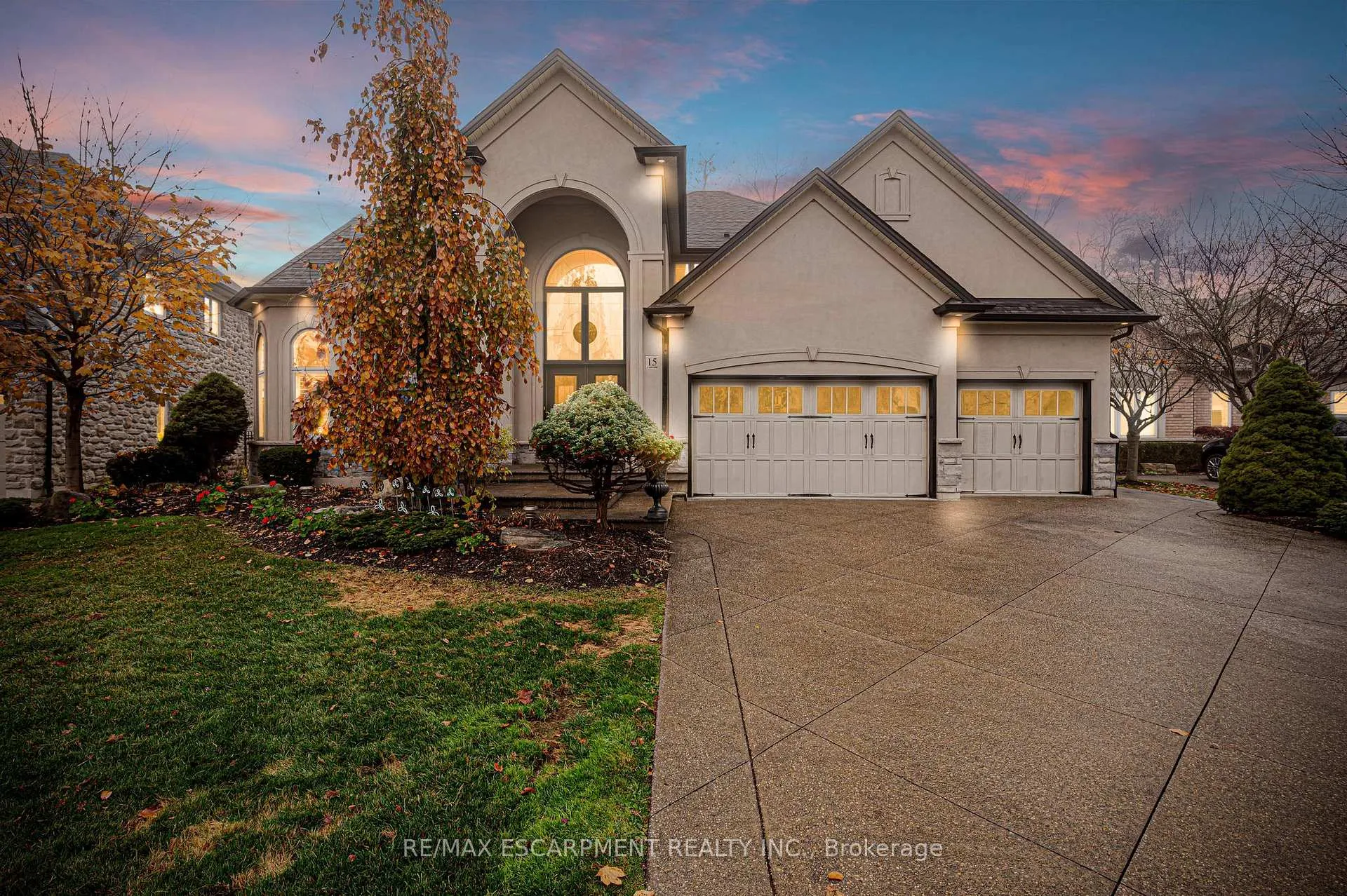 Photo 3 of 15 Silver Maple Drive, Hamilton, Ancaster — HOMEH