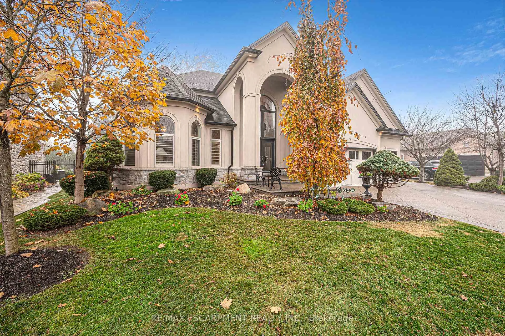 Photo 4 of 15 Silver Maple Drive, Hamilton, Ancaster — HOMEH