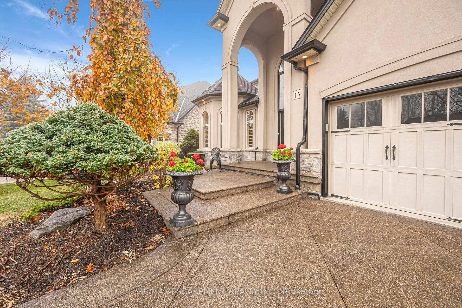 Photo 5 of 15 Silver Maple Drive, Hamilton, Ancaster — HOMEH