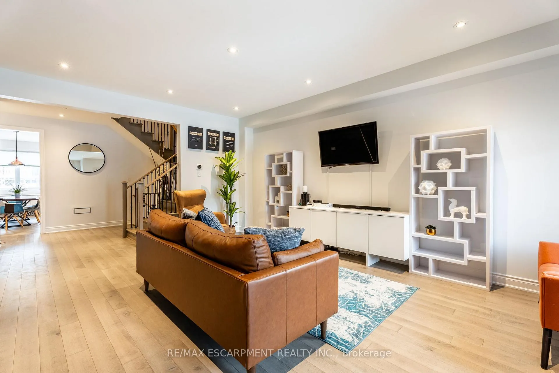 Photo 4 of 266 Humphrey Street, Hamilton, Waterdown — HOMEH
