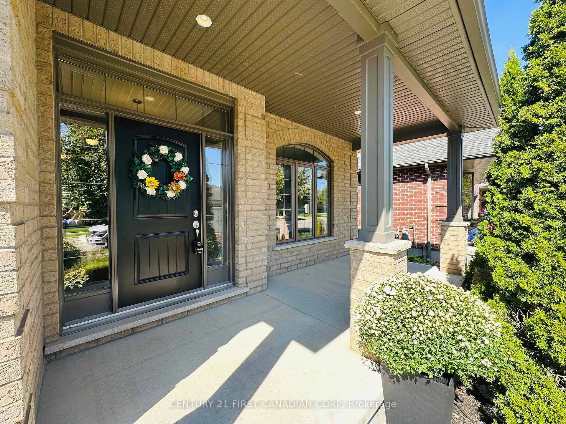 Photo 2 of 696 Bennett Crescent, Strathroy-Caradoc, Mount Brydges — HOMEH