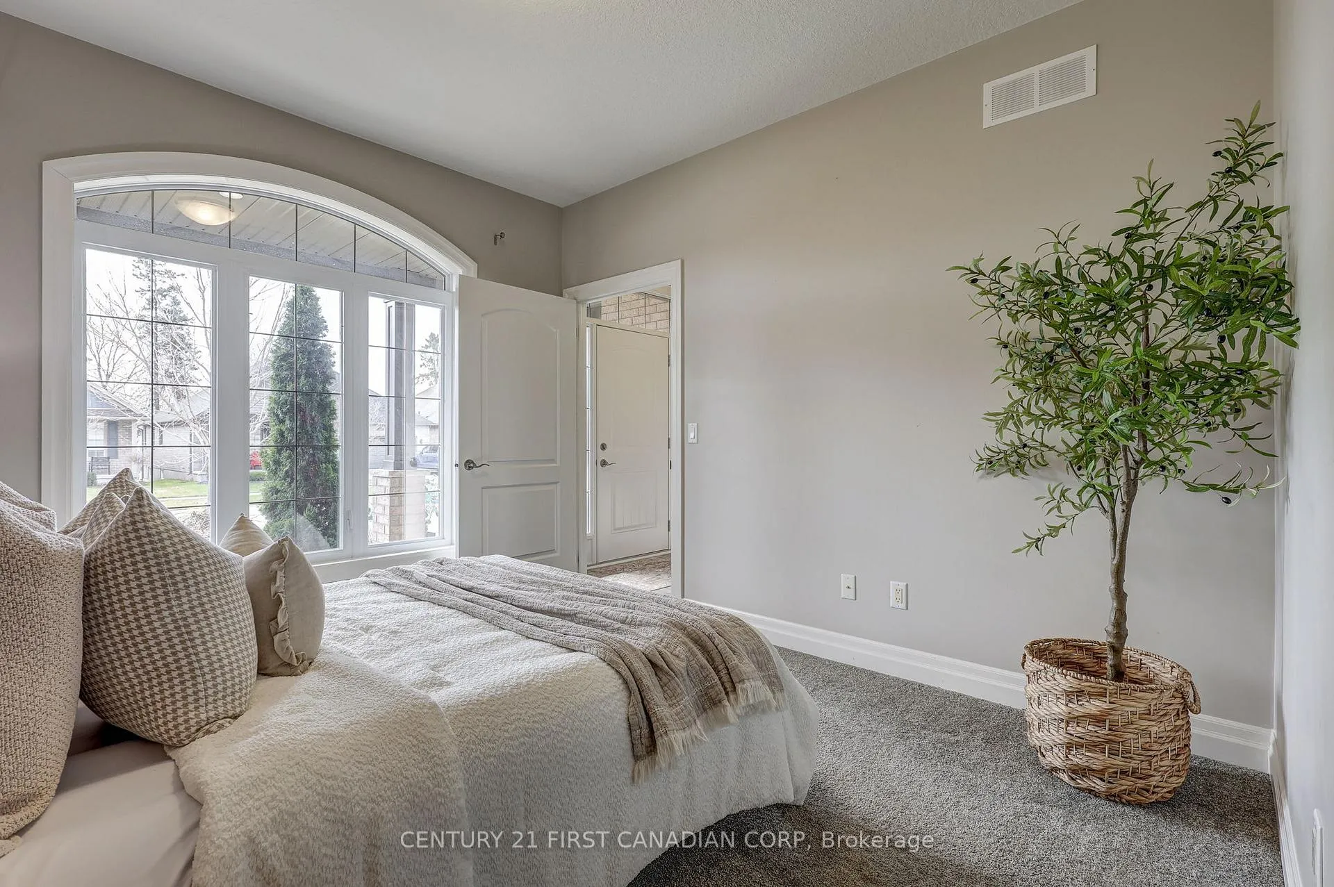 Photo 17 of 696 Bennett Crescent, Strathroy-Caradoc, Mount Brydges — HOMEH