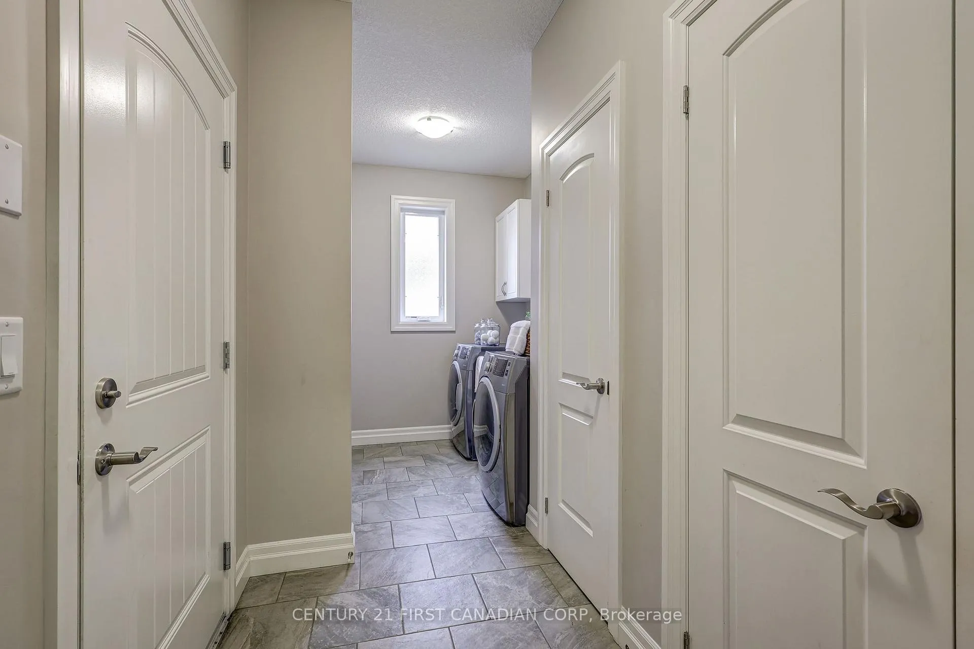 Photo 19 of 696 Bennett Crescent, Strathroy-Caradoc, Mount Brydges — HOMEH