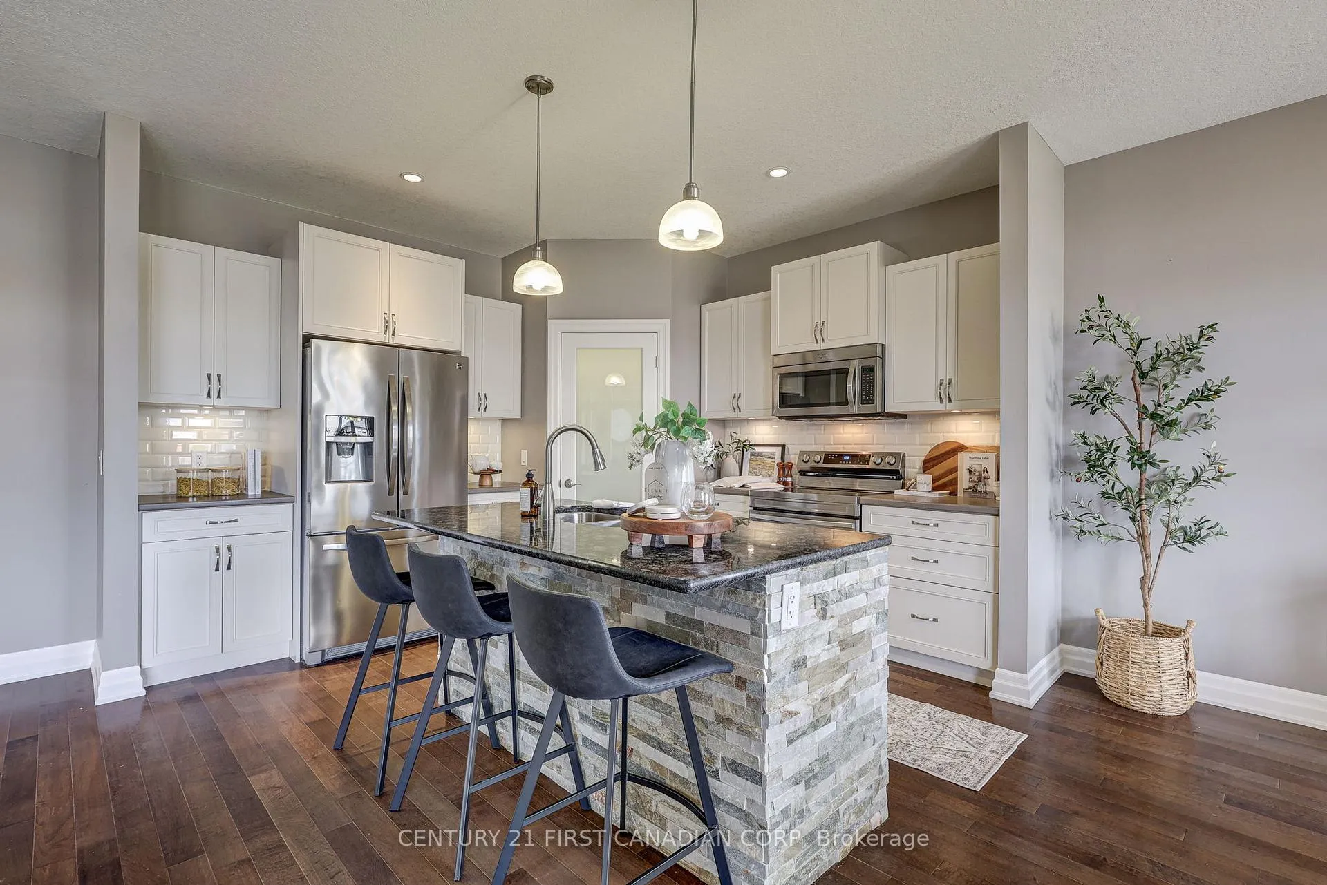 Photo 34 of 696 Bennett Crescent, Strathroy-Caradoc, Mount Brydges — HOMEH