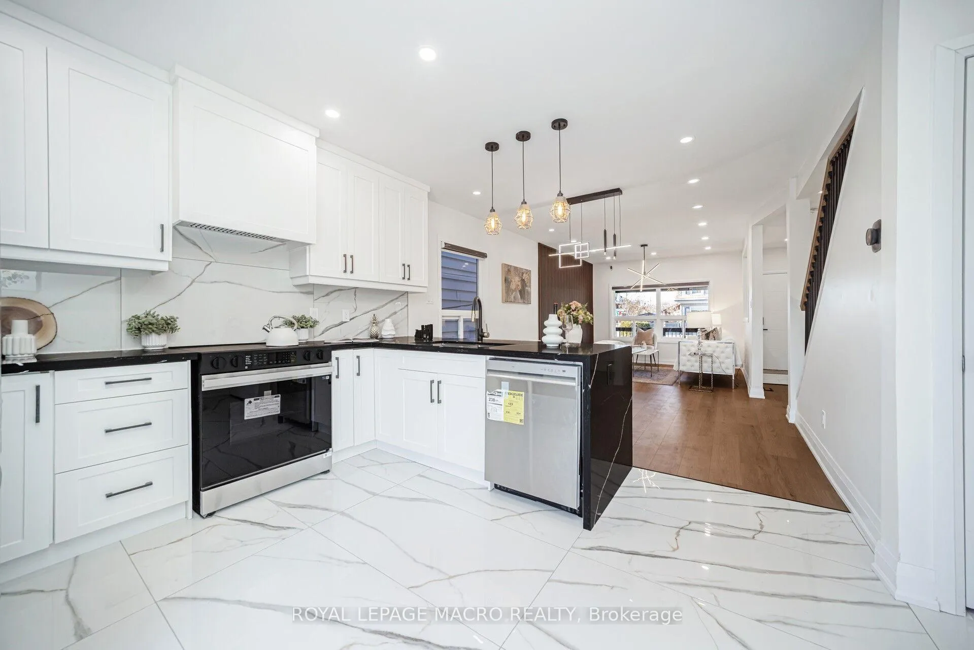 Photo 13 of 38 Glendale Avenue N, Hamilton, Crown Point — HOMEH