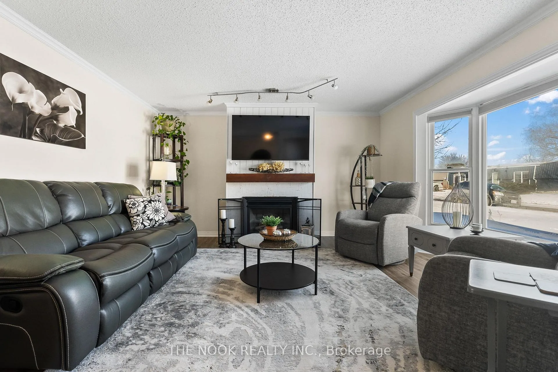Photo 4 of 44 Fairway Drive, Clarington, Newcastle — HOMEH