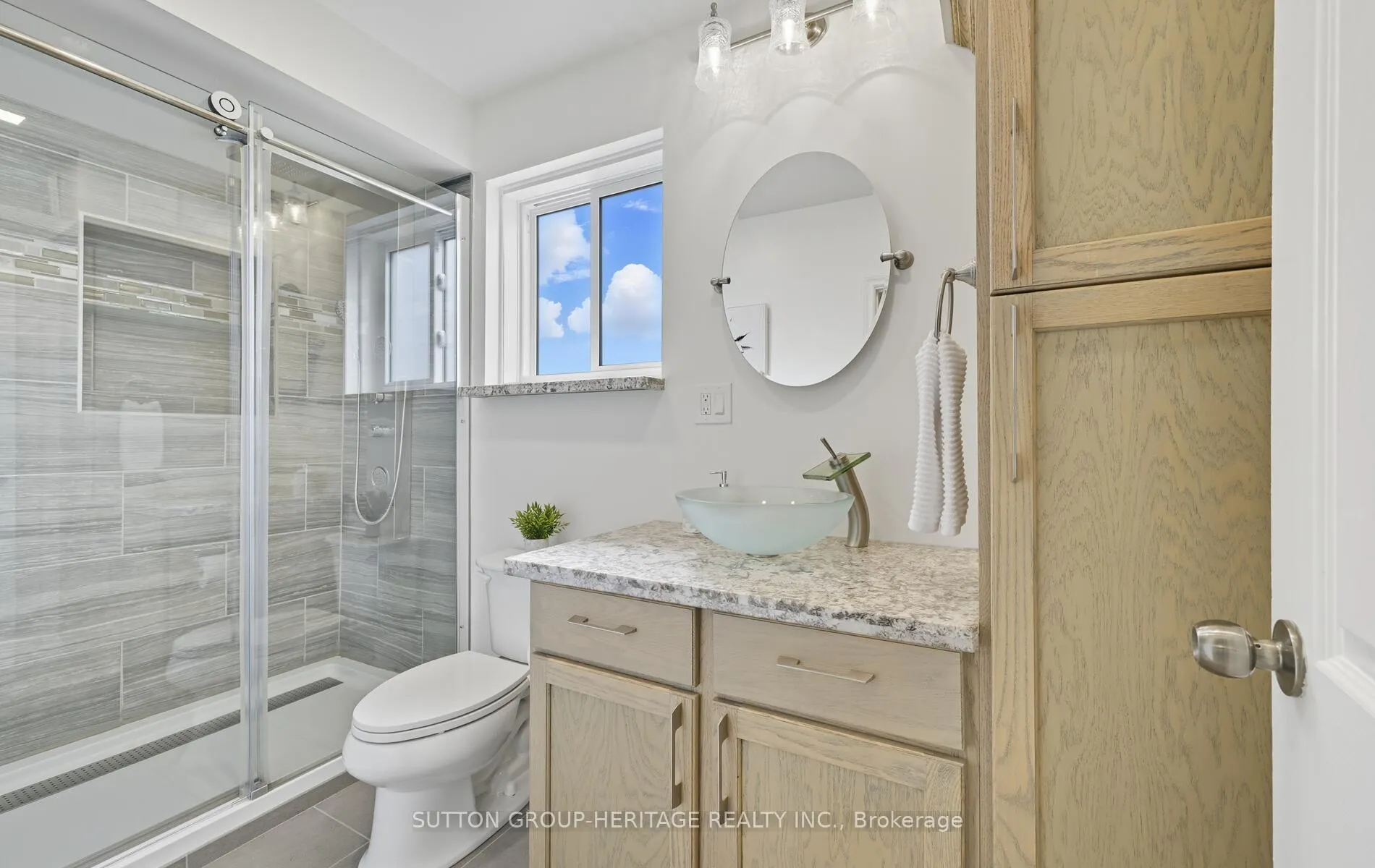 Photo 15 of 823 Rowena Street, Oshawa, Lakeview — HOMEH