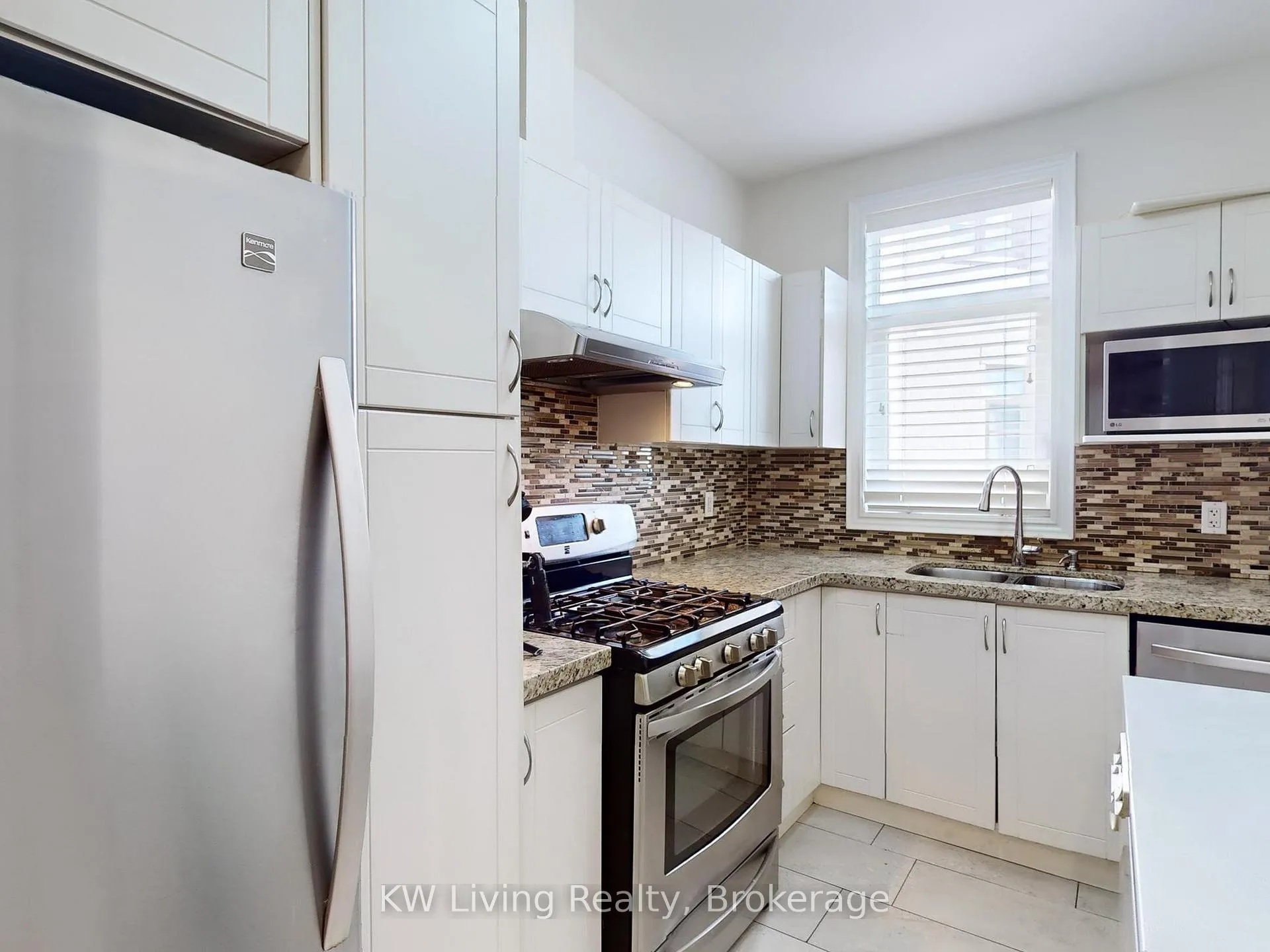 Photo 14 of 62 Carisbrooke Circle, Aurora, Bayview Southeast — HOMEH