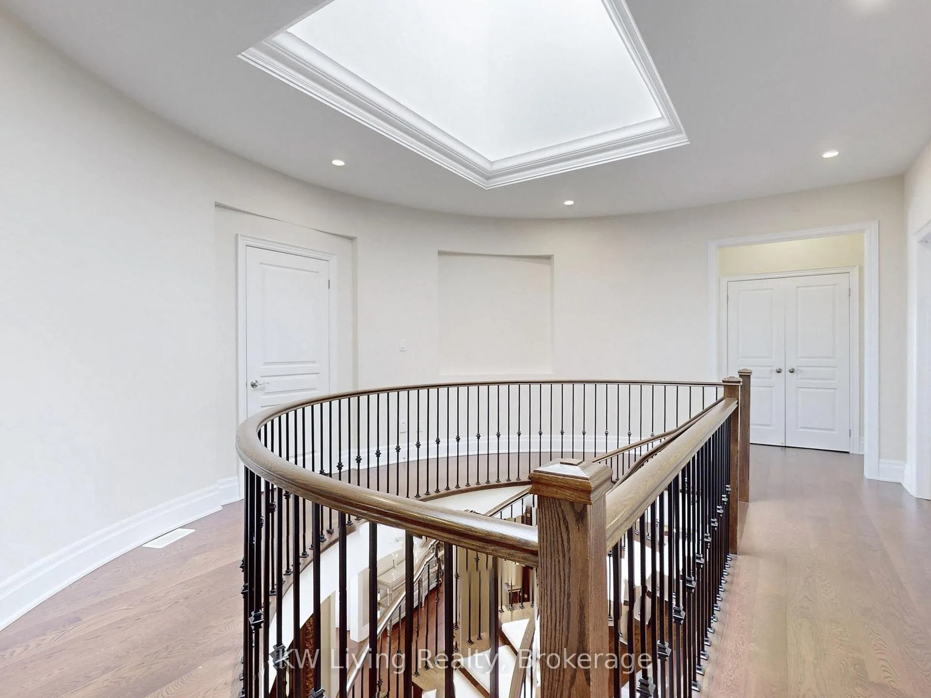 Photo 18 of 62 Carisbrooke Circle, Aurora, Bayview Southeast — HOMEH