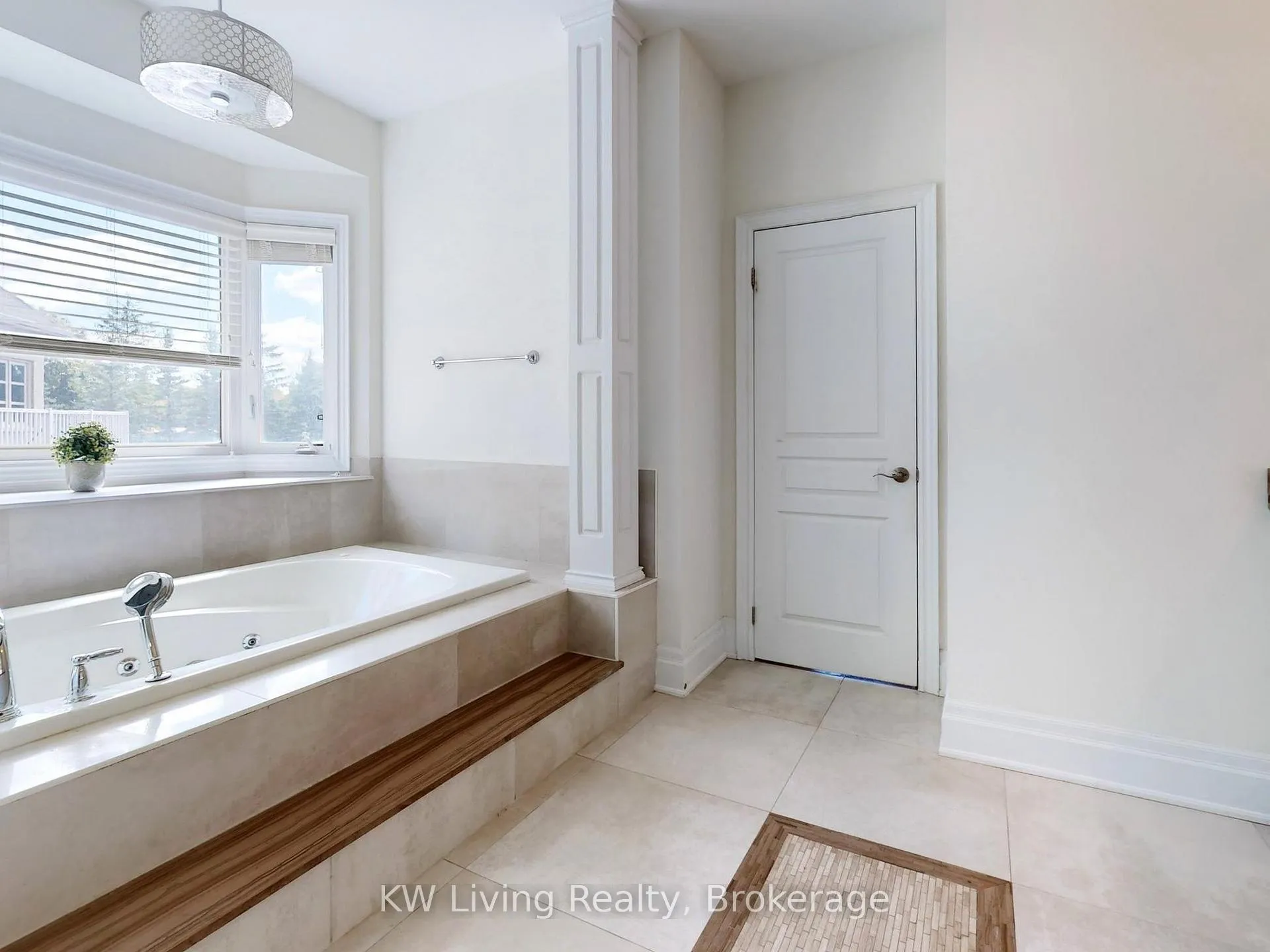Photo 21 of 62 Carisbrooke Circle, Aurora, Bayview Southeast — HOMEH