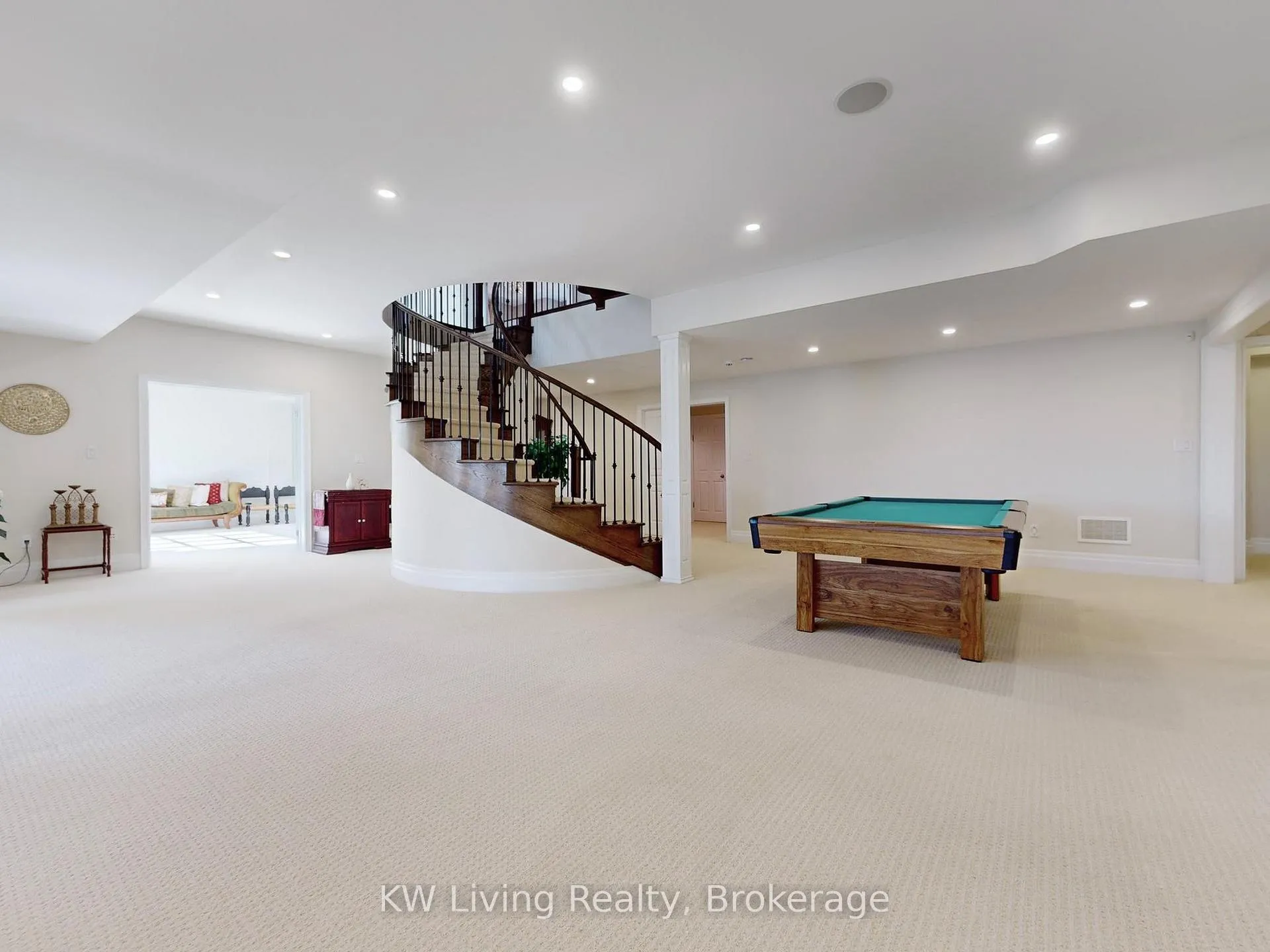 Photo 32 of 62 Carisbrooke Circle, Aurora, Bayview Southeast — HOMEH