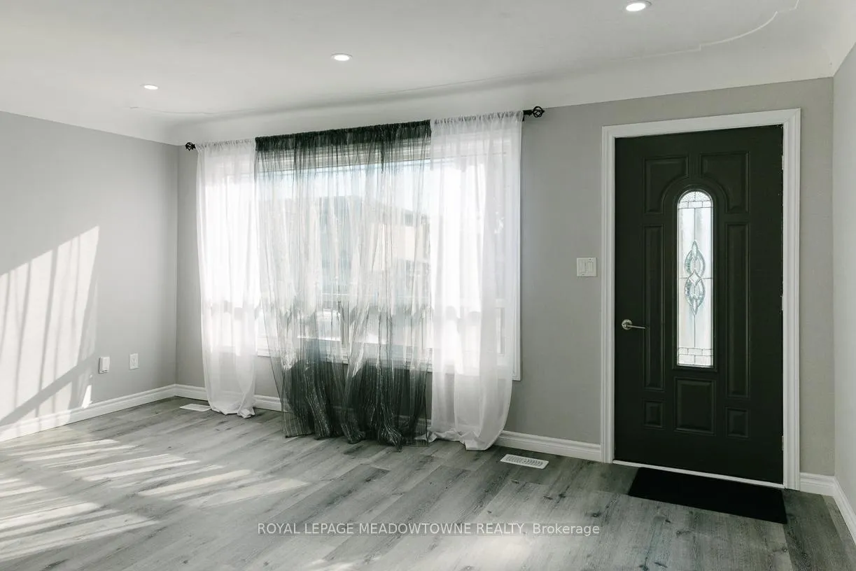 Photo 2 of 673 Knox Avenue, Hamilton, Parkview — HOMEH