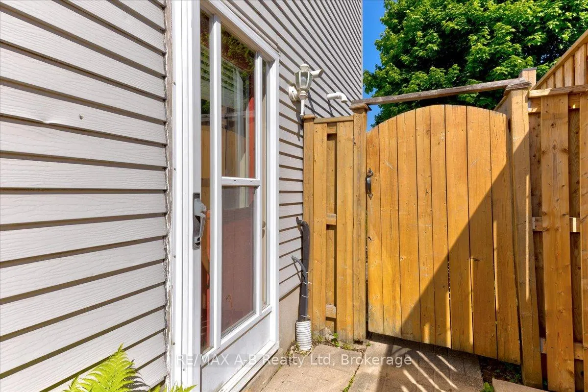 Photo 10 of 398 Dayna Crescent, Waterloo — HOMEH