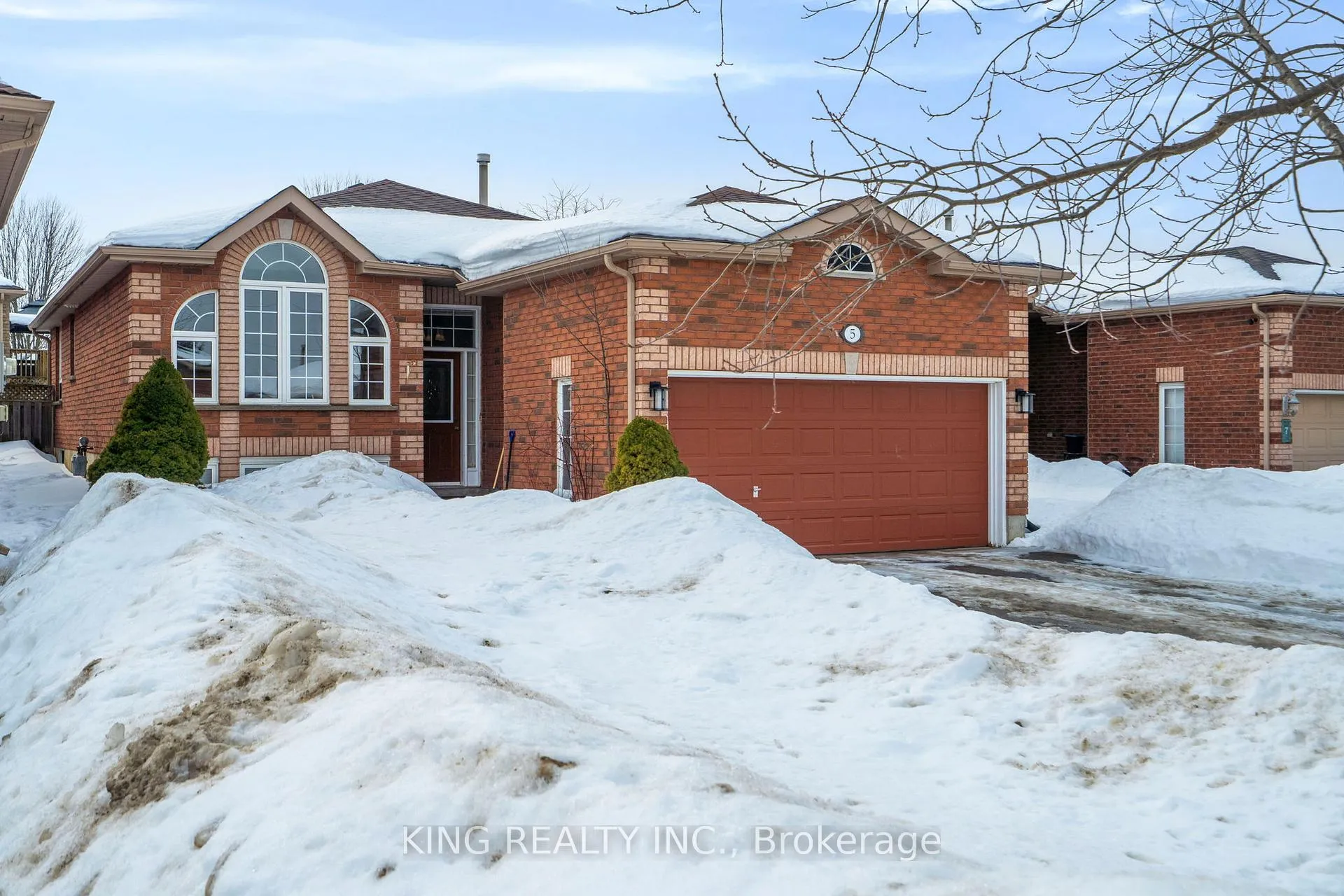 Photo 2 of 5 Danielle Crescent, Barrie, Painswick South — HOMEH