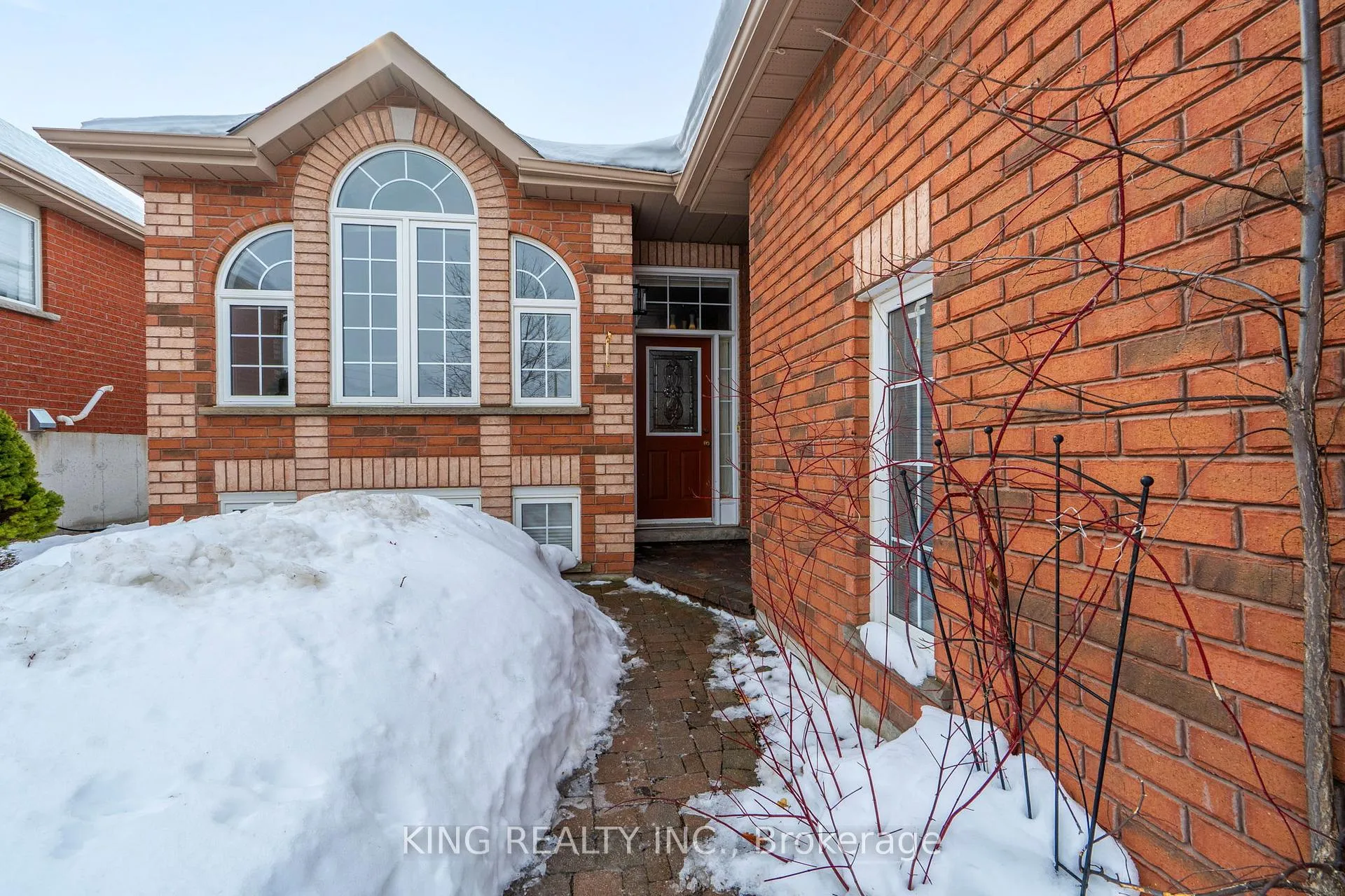 Photo 3 of 5 Danielle Crescent, Barrie, Painswick South — HOMEH