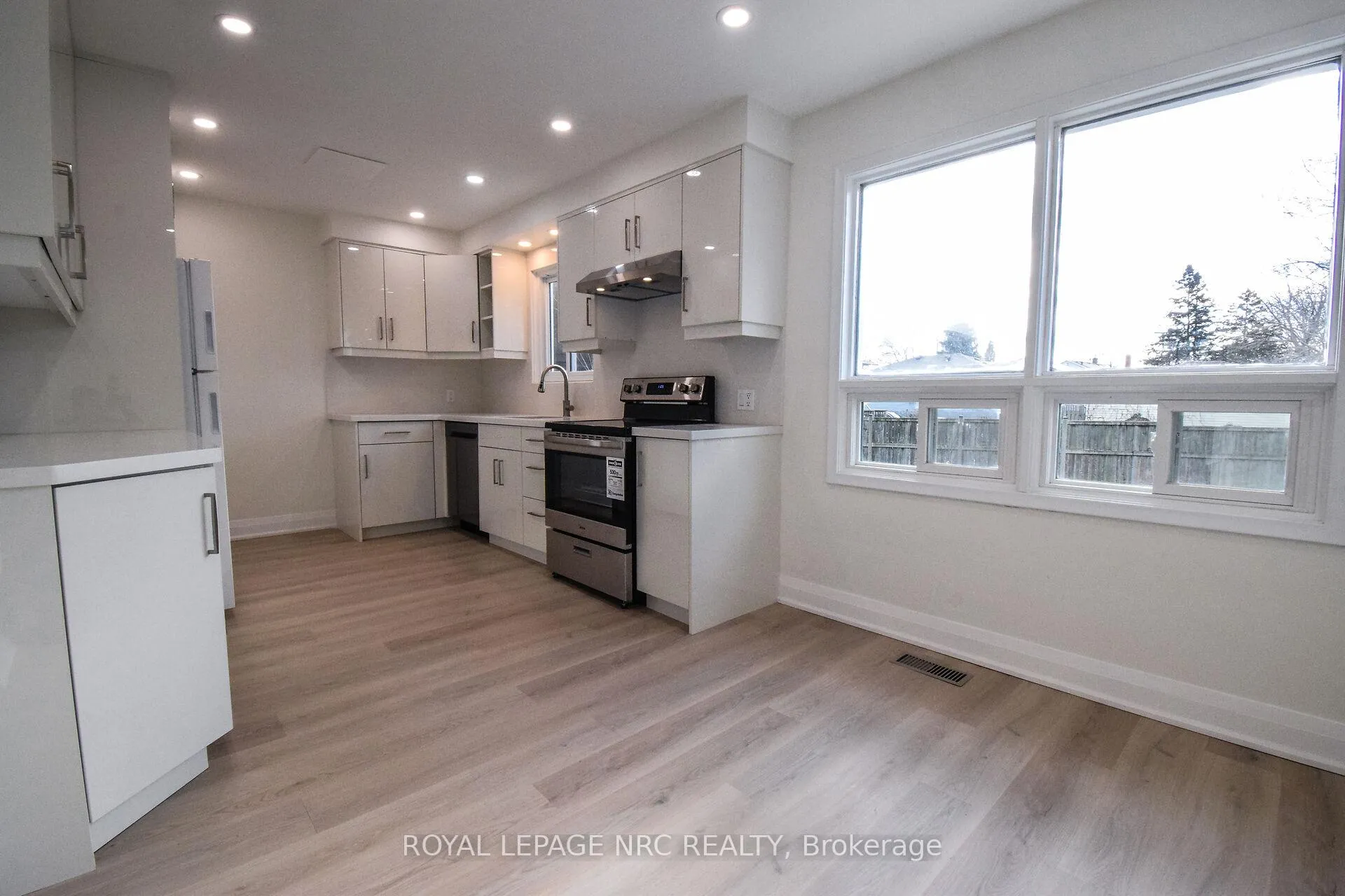 Photo 7 of 256 Scott Street, St. Catharines, Fairview — HOMEH