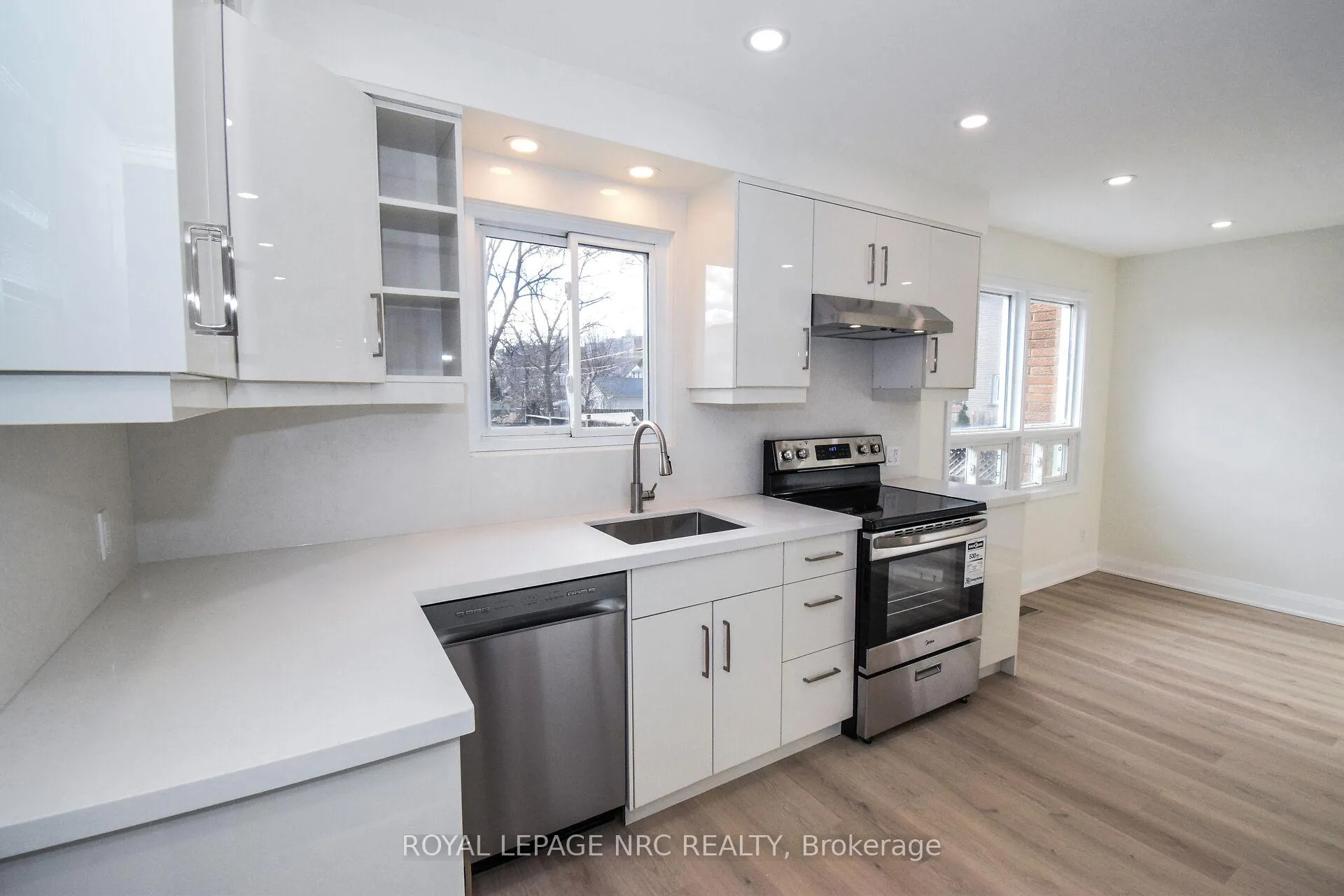 Photo 11 of 256 Scott Street, St. Catharines, Fairview — HOMEH
