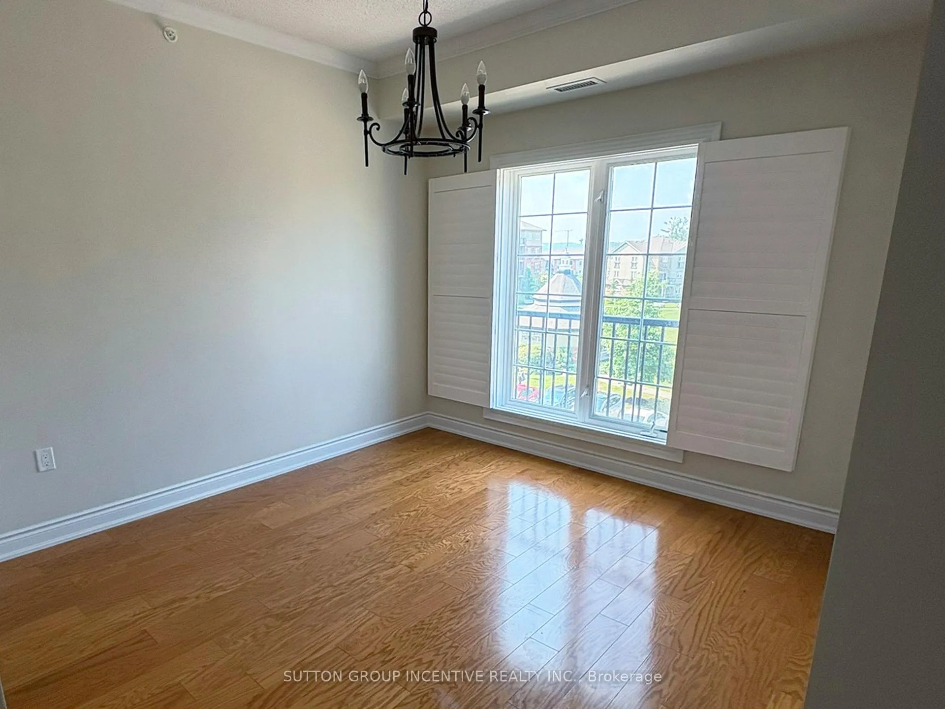 Photo 3 of 43 Ferndale Drive S, Barrie, Ardagh — HOMEH