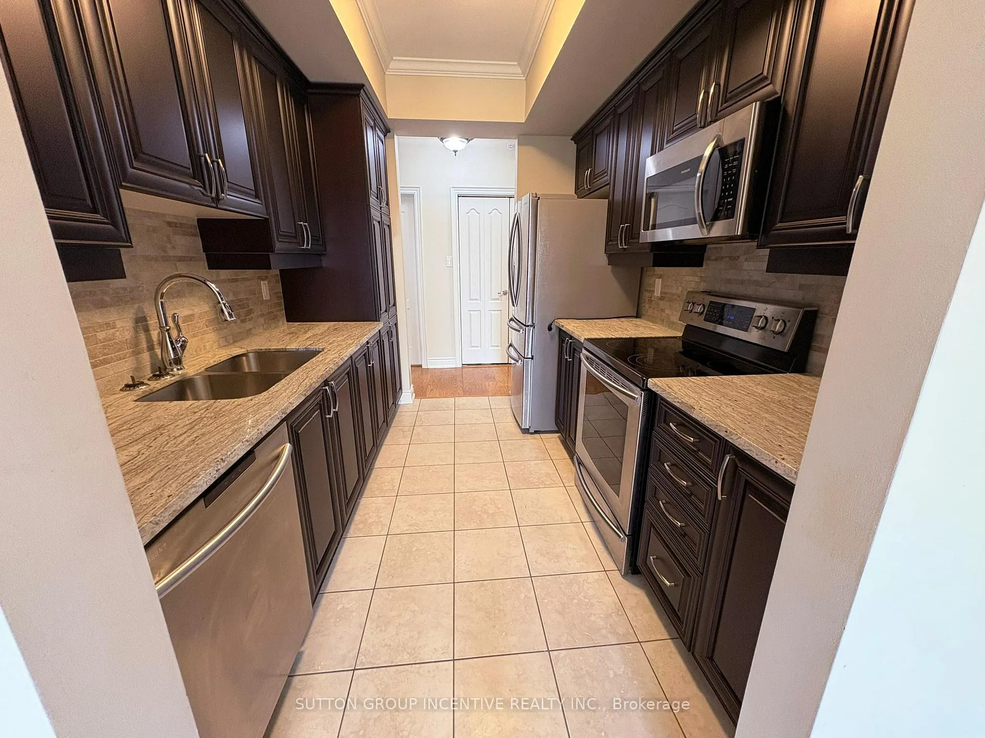 Photo 4 of 43 Ferndale Drive S, Barrie, Ardagh — HOMEH