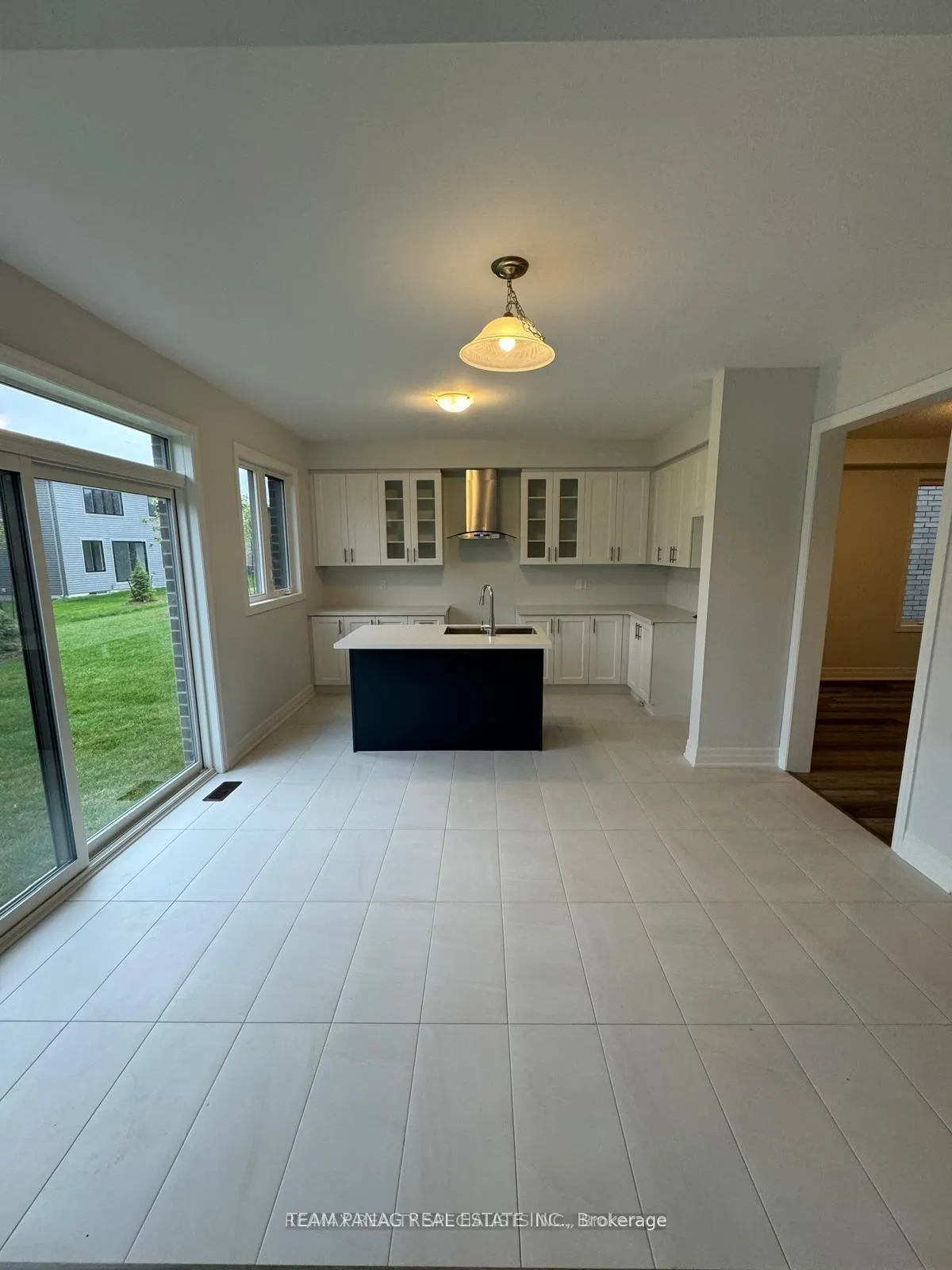 Photo 7 of 42 Del Ray Crescent, Wasaga Beach — HOMEH