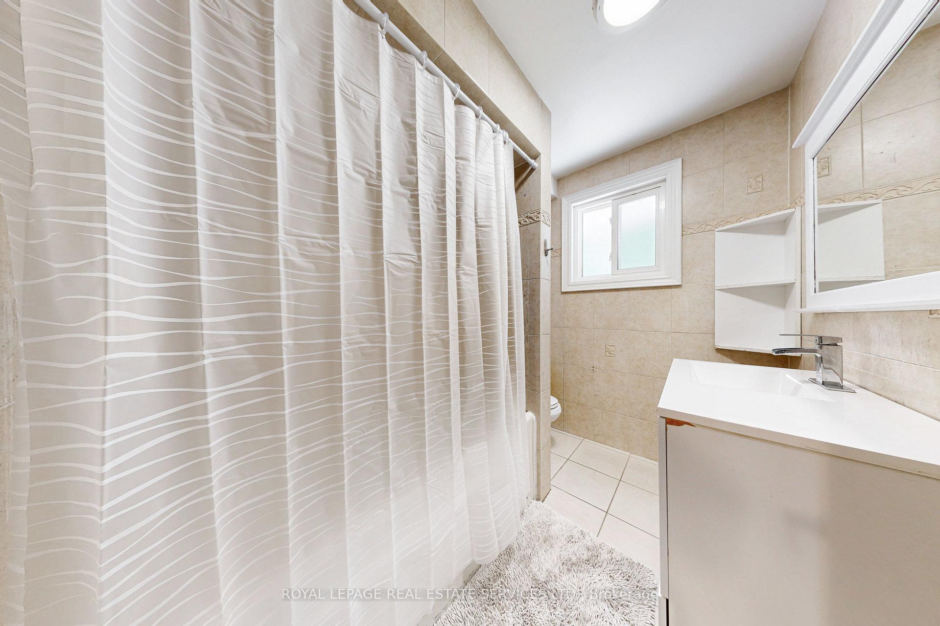 Photo 12 of 163 Connaught Crescent, Caledon, Bolton West — HOMEH