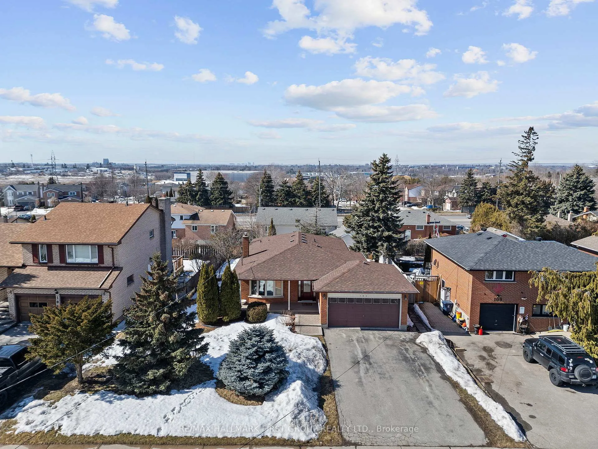 Photo 2 of 102 Applewood Crescent, Whitby, Blue Grass Meadows — HOMEH