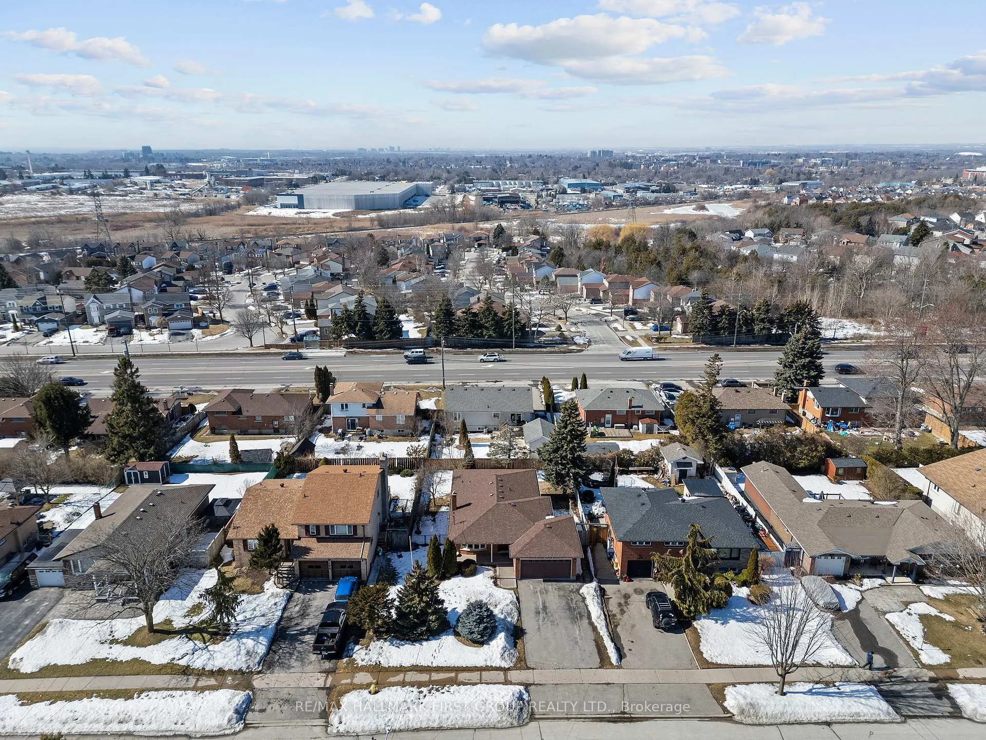 Photo 3 of 102 Applewood Crescent, Whitby, Blue Grass Meadows — HOMEH
