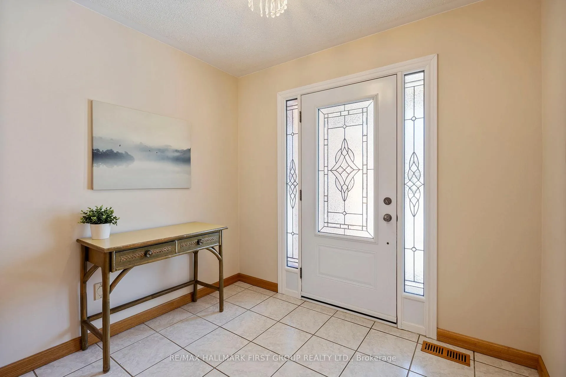 Photo 9 of 102 Applewood Crescent, Whitby, Blue Grass Meadows — HOMEH